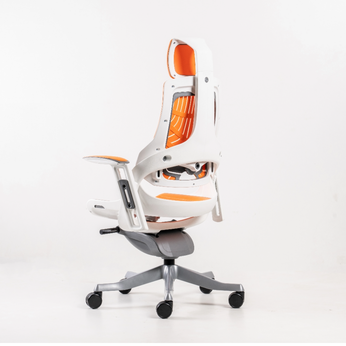 Main structure and backbone of diecast aluminium alloy 100% recyclable. Covers in grey molded polypropylene (100% recyclable). Levers and knob of molded polyamide (nylon). Internal hardware of steel.