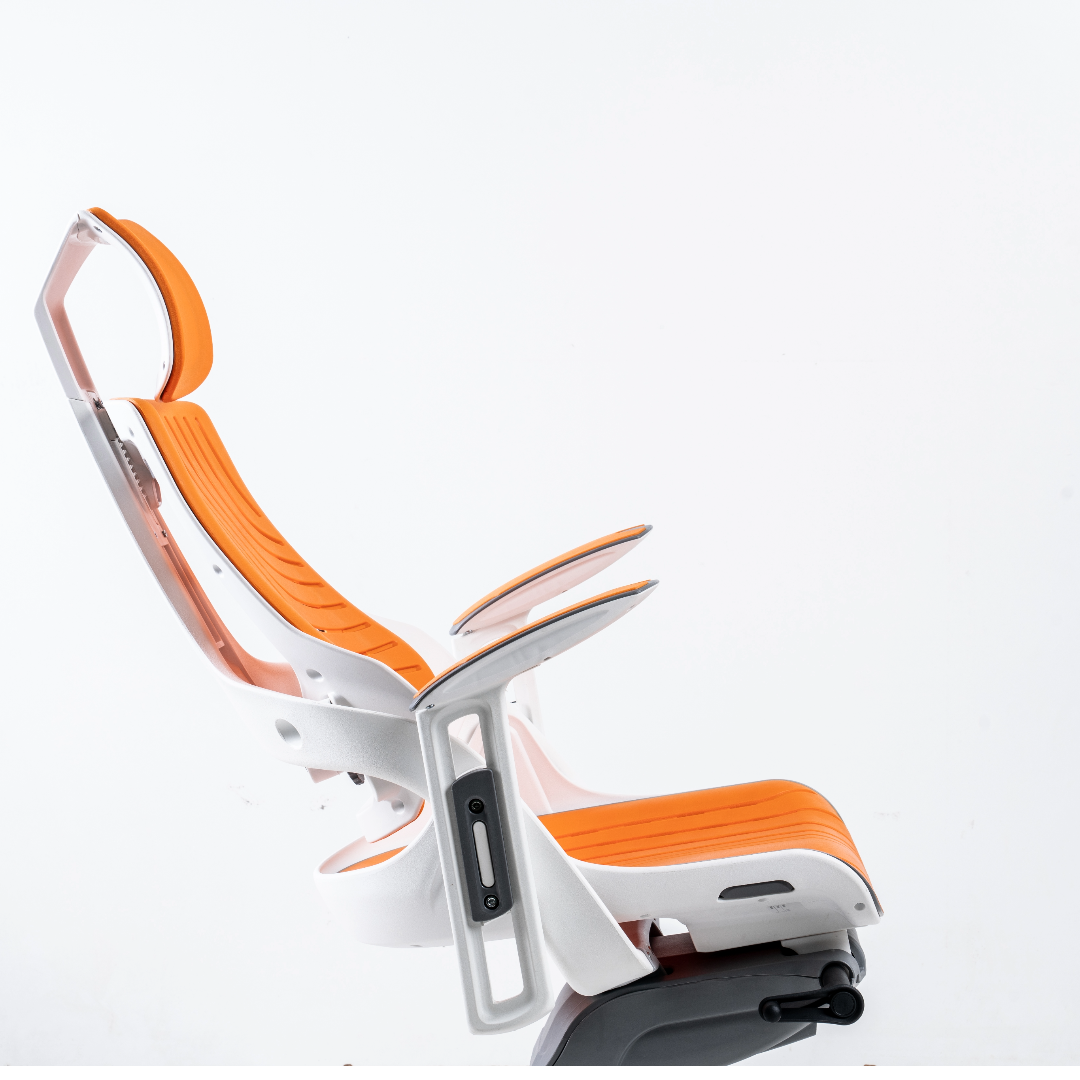 The backrest, armrest and headrest do not employ buttons or levers, to make adjustments quick and intuitive.