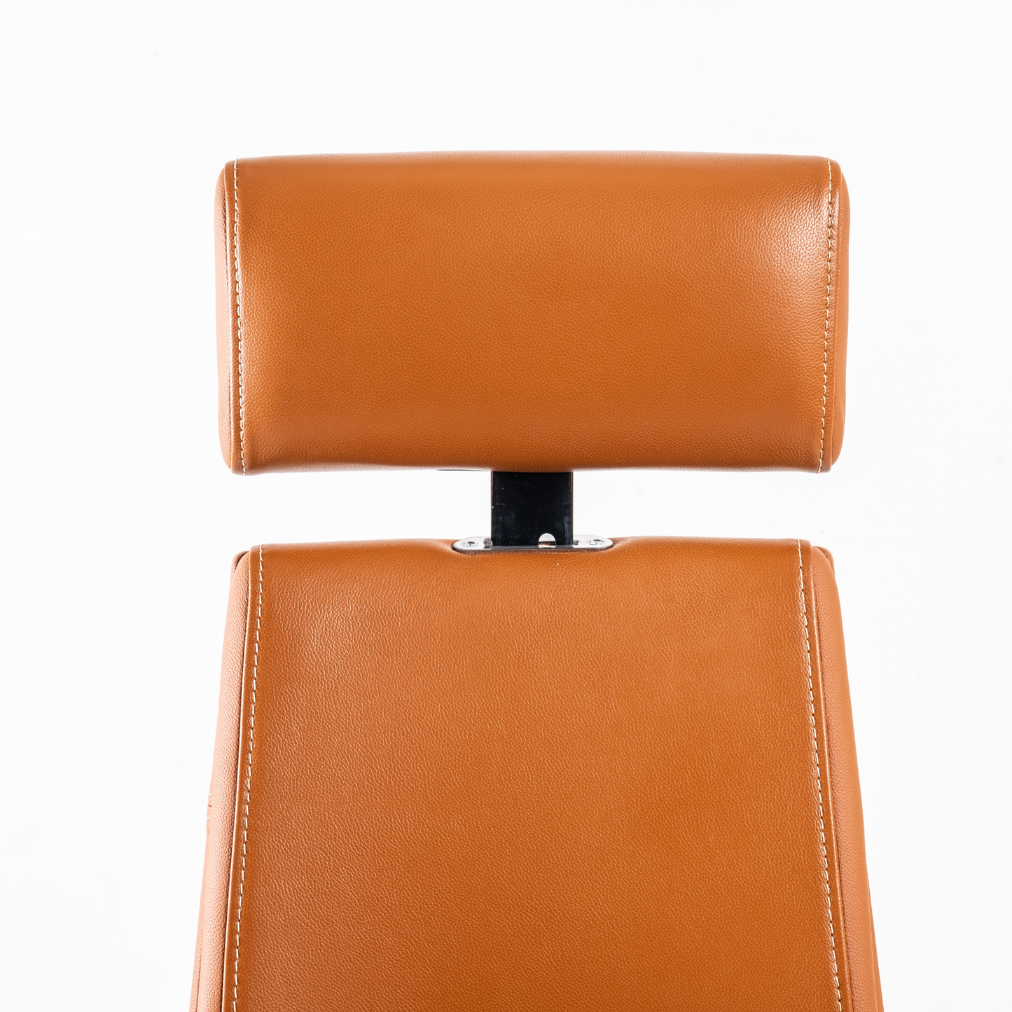Dolfin combines a headrest adjustable for height by friction. The chrome-plated finish of the headrest metal components provides a classy touch.