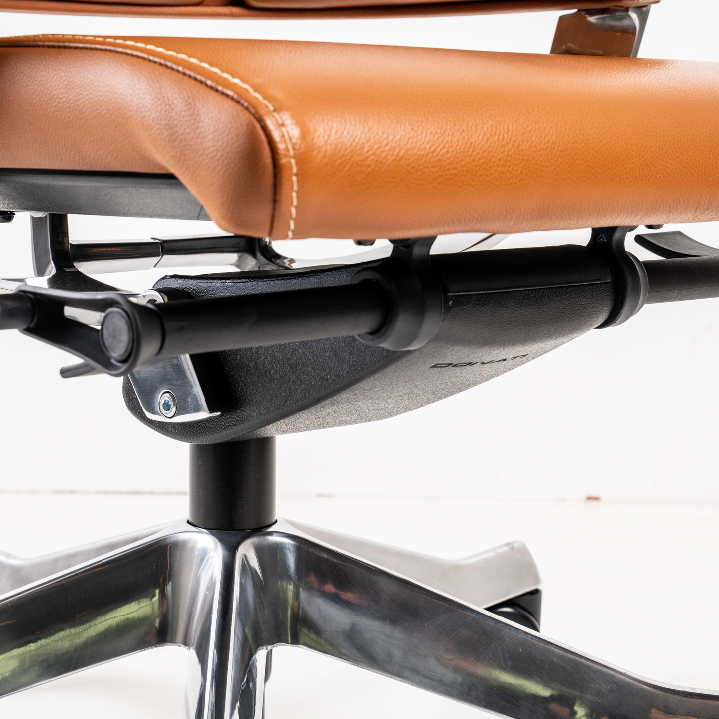 Base: A 70cm diameter five-point base(V) in black polyamide(nylon) comes as standard. A diecast aluminium version of same design(VP) in polished finish is optional. All are equipped with twin-wheel hooded castors in black polyamide(nylon).