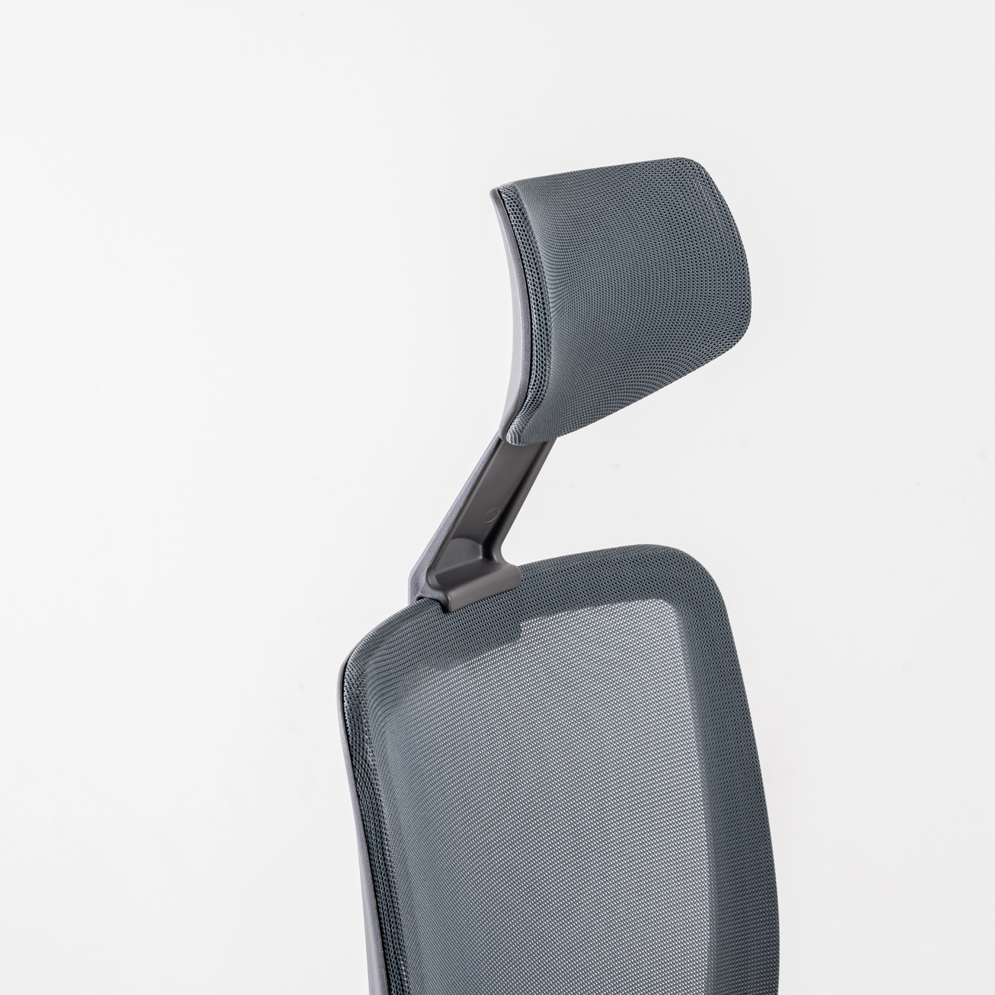 Headrest: Adjustable for 45mm height range. Fiber-reinforced polyamide material (100% recyclable) in charcoal colour.