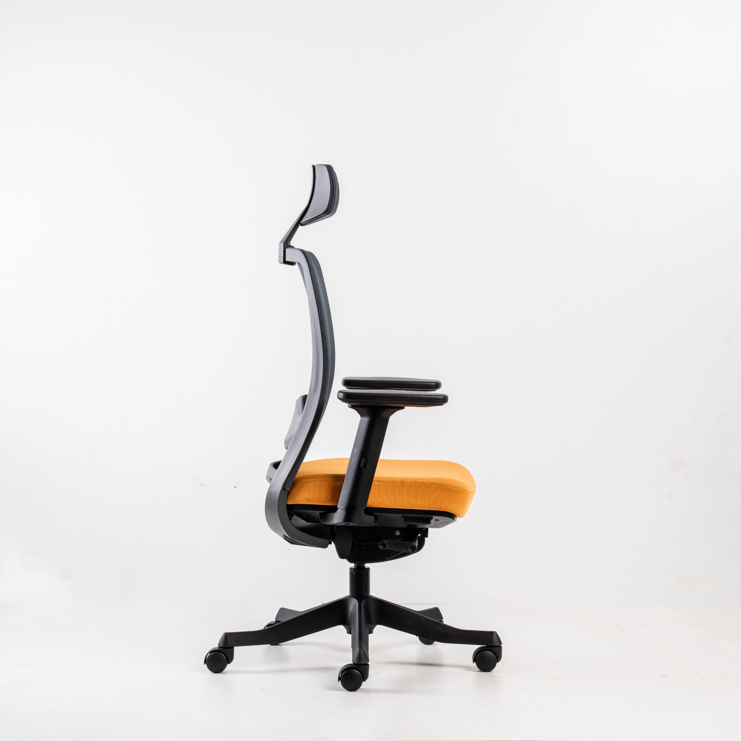 Armrest: 3-way adjustable armrest can adjust for 100mm height range. Fiber-reinforced polyamide material (100% recyclable) in black colour.