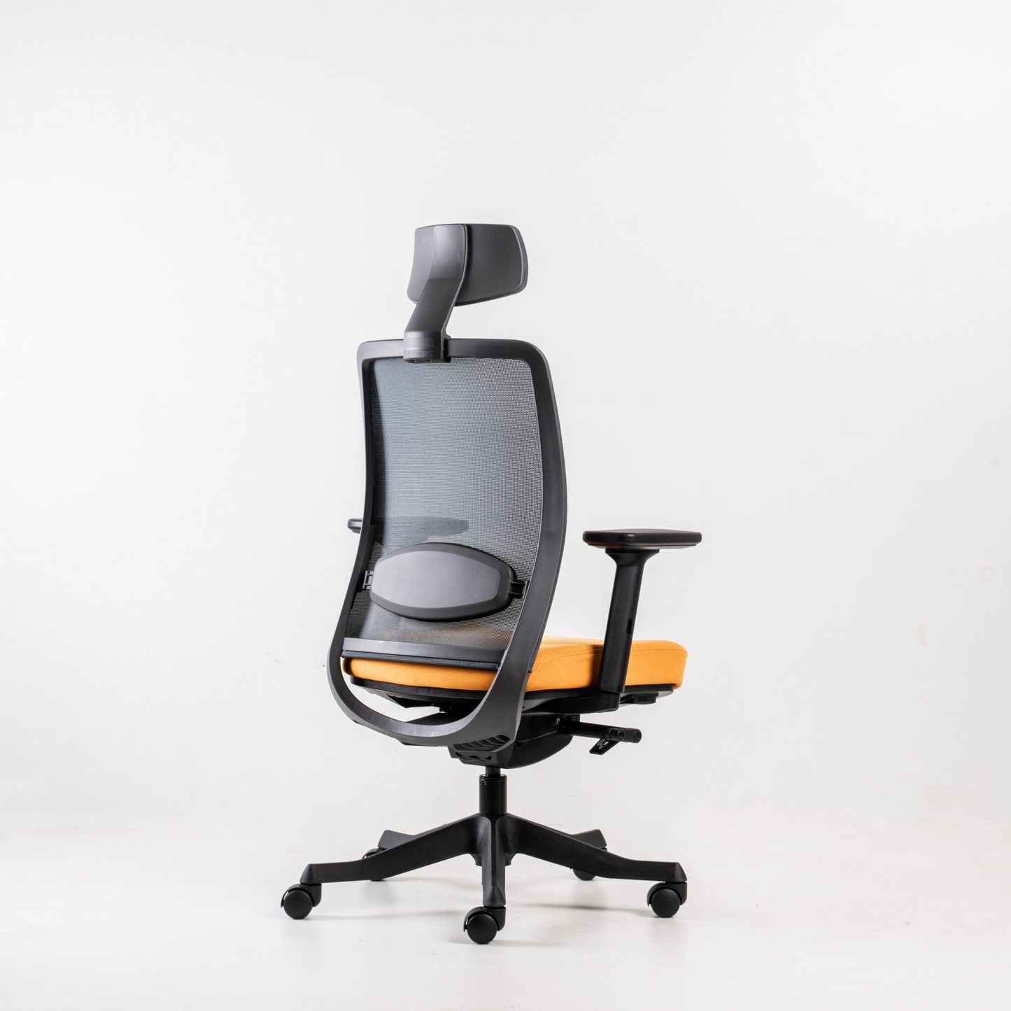 Backrest: A breathable polyester mesh suspension allows improved ventilation, to provide exceptional thermal comfort. Fiber-reinforced polyamide material (100% recyclable) in charcoal colour.