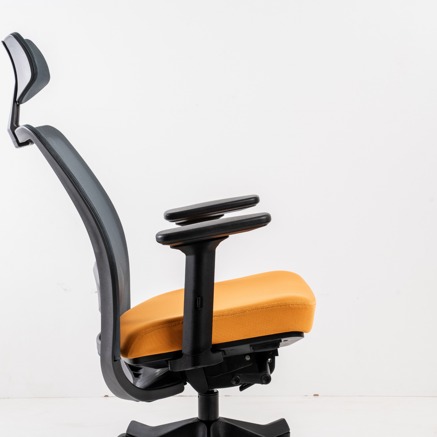 Mechanism offers 2 Seat Angle Positions to provide an additional forward seat tilt for intensive upright sitting tasks