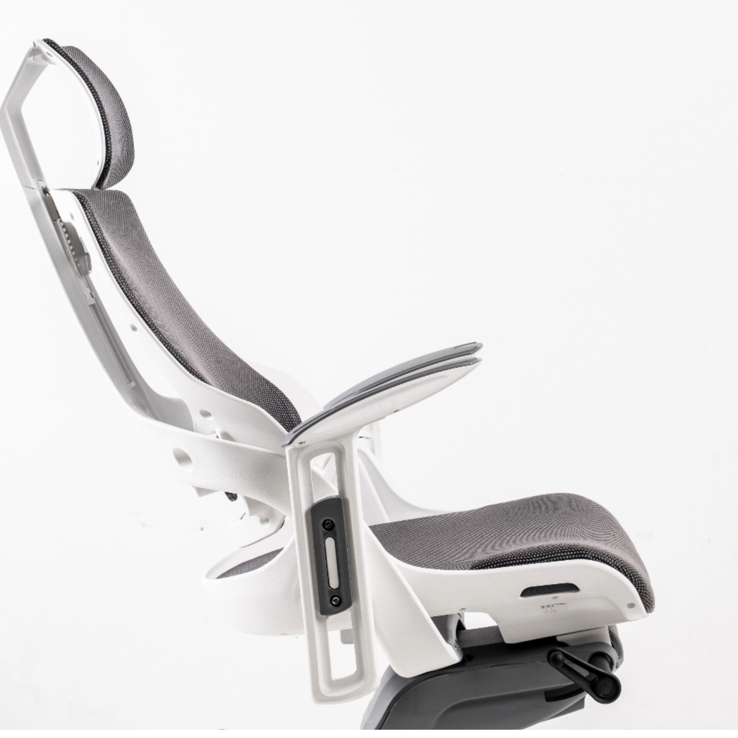 The backrest, armrest and headrest do  not employ buttons or levers, to make  adjustments quick and intuitive.