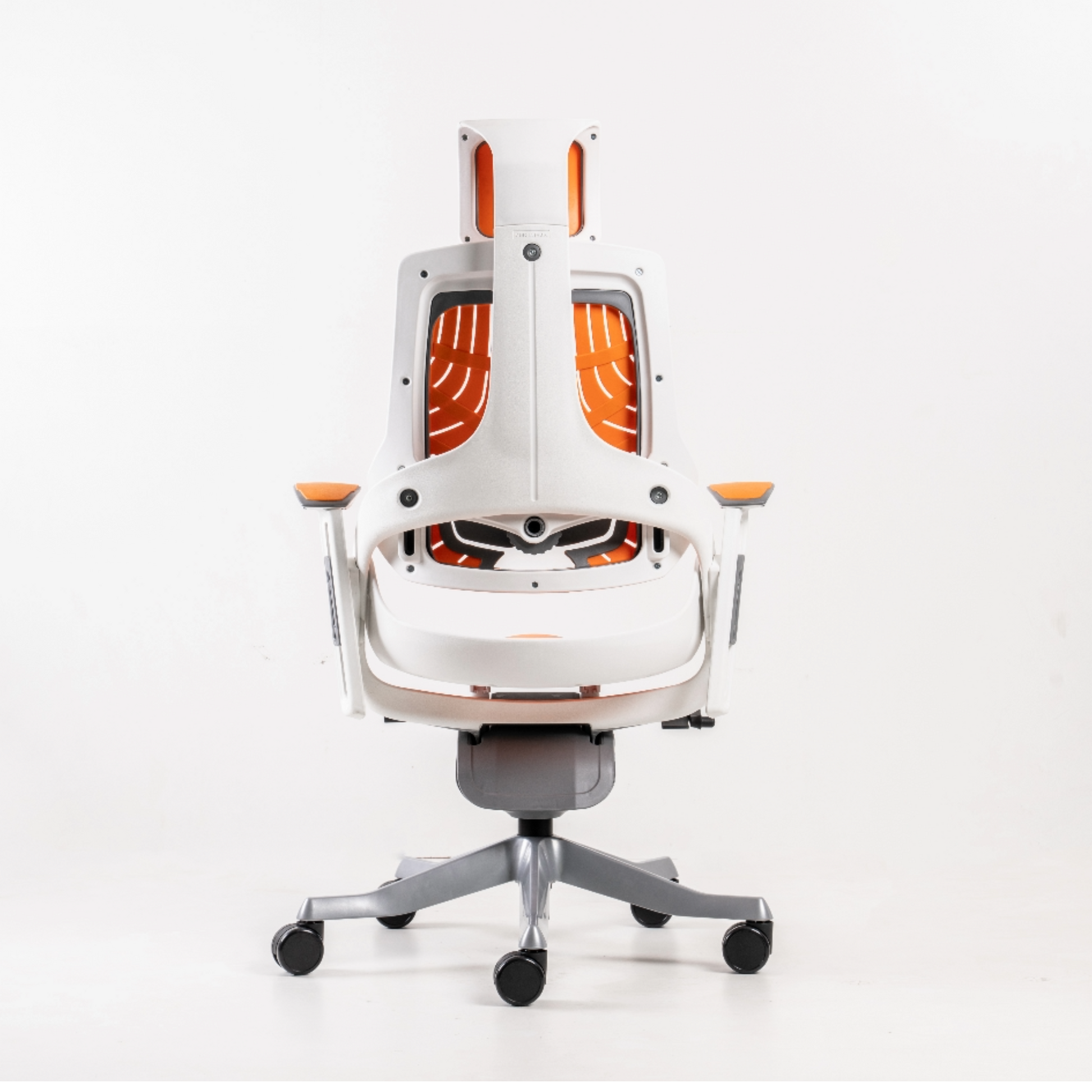 The back and seat pivot axis is placed close to the human’s hip socket joint (acetabulum), such that there is no relative movement between the backrest and torso, providing a natural and constant fit support through the recline range.