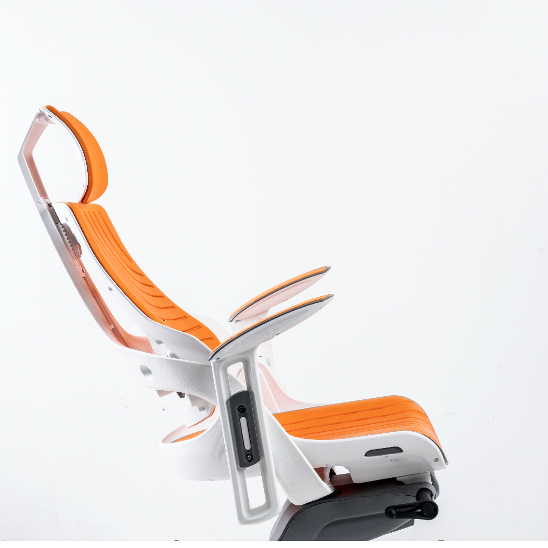 The backrest, armrest and headrest do  not employ buttons or levers, to make  adjustments quick and intuitive.