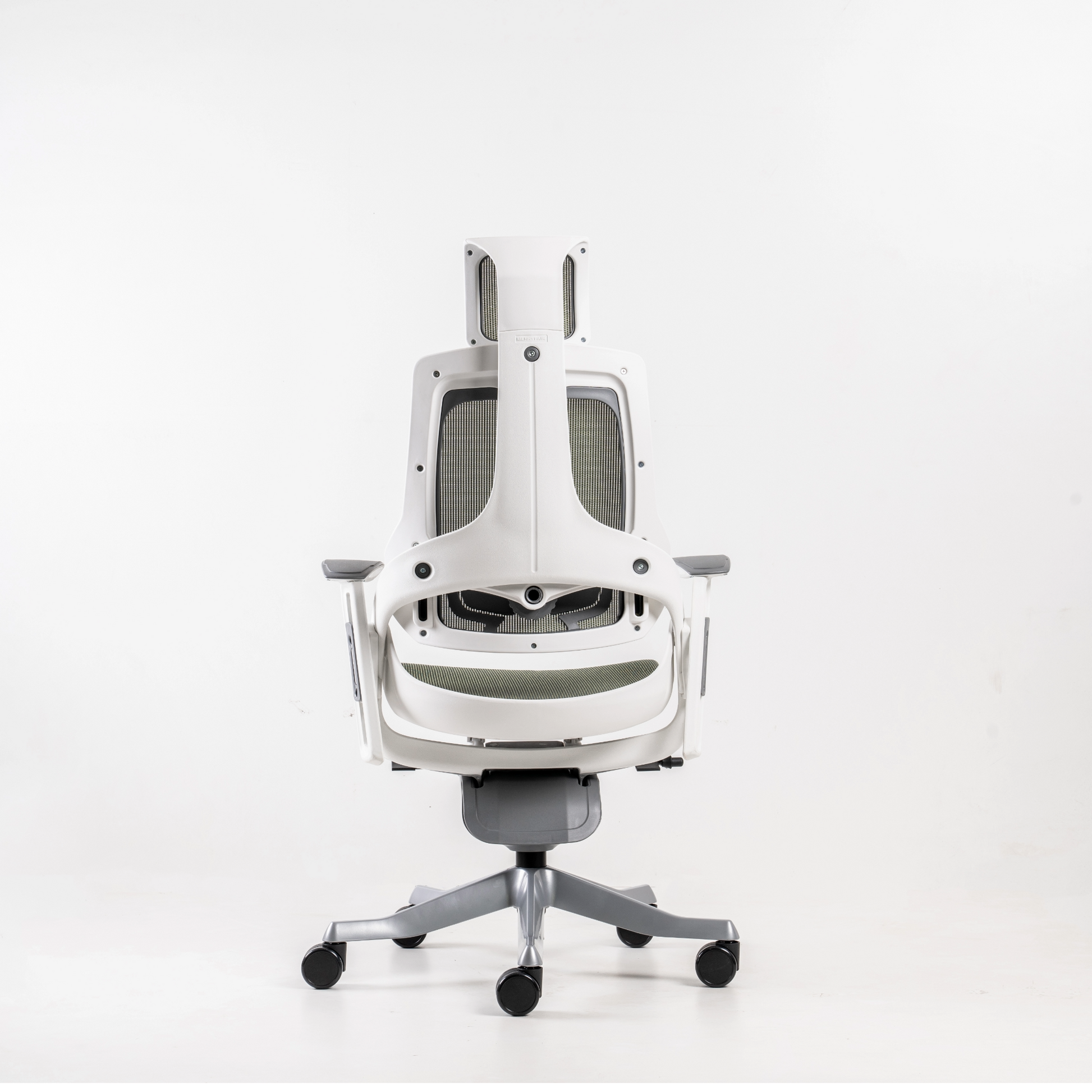 The back and seat pivot axis is placed close to the human’s hip socket joint (acetabulum), such that there is no relative movement between the backrest and torso, providing a natural and constant fit support through the recline range.