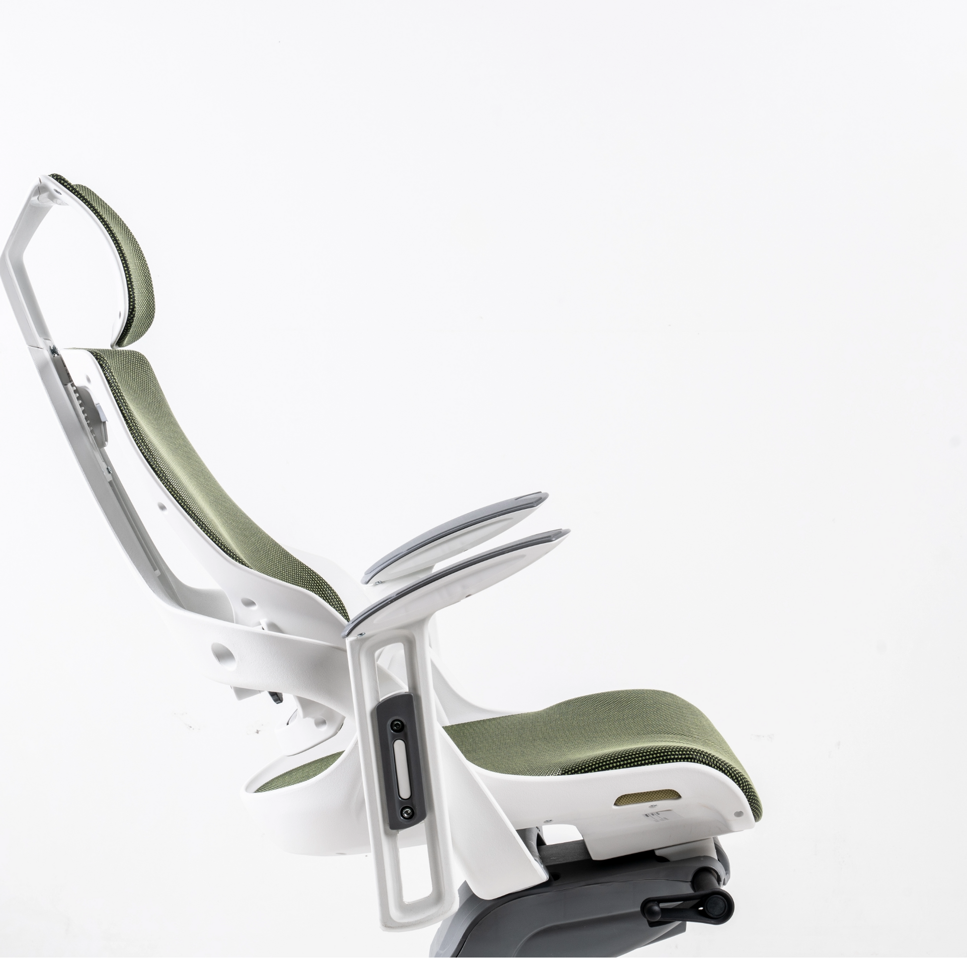 The backrest, armrest and headrest do not employ buttons or levers, to make adjustments quick and intuitive.