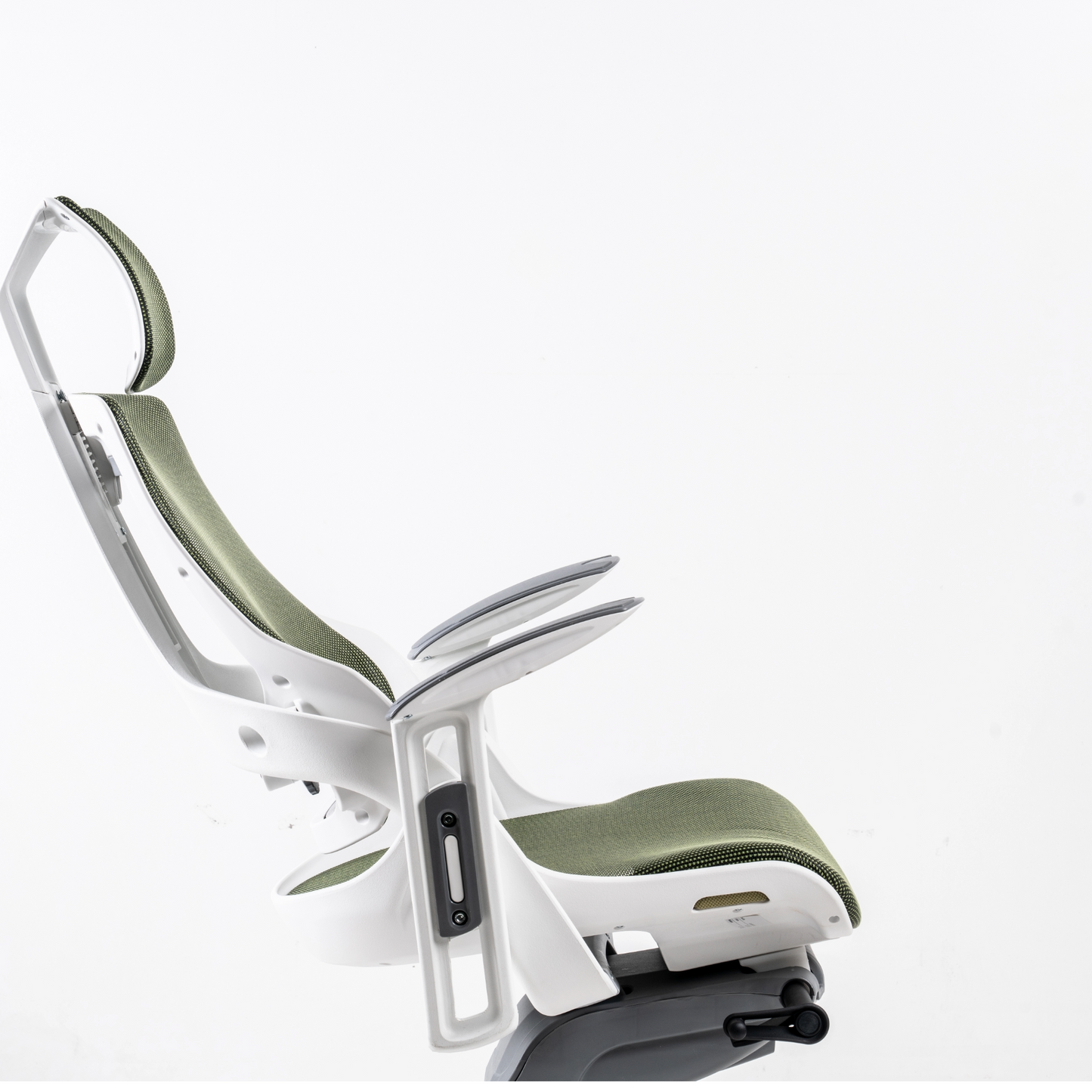 The backrest, armrest and headrest do  not employ buttons or levers, to make  adjustments quick and intuitive.