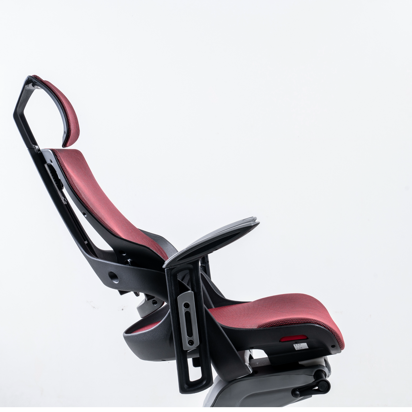 The backrest, armrest and headrest do  not employ buttons or levers, to make  adjustments quick and intuitive.