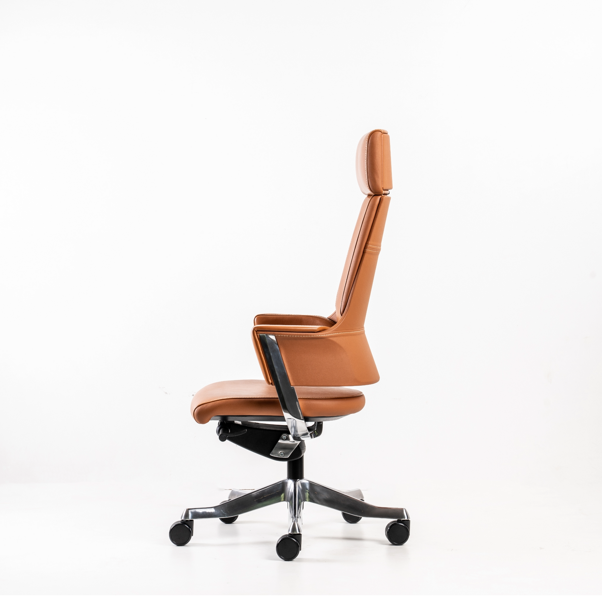 Dolfin model employs a four-point  synchronised recline mechanism featuring  gas seat height control, recline-tension  adjustment, and stepless recline lock.  The mechanism main structure is diecast  aluminium while control levers and knobs  are moulded in polypropylene, all in black  textured finish.