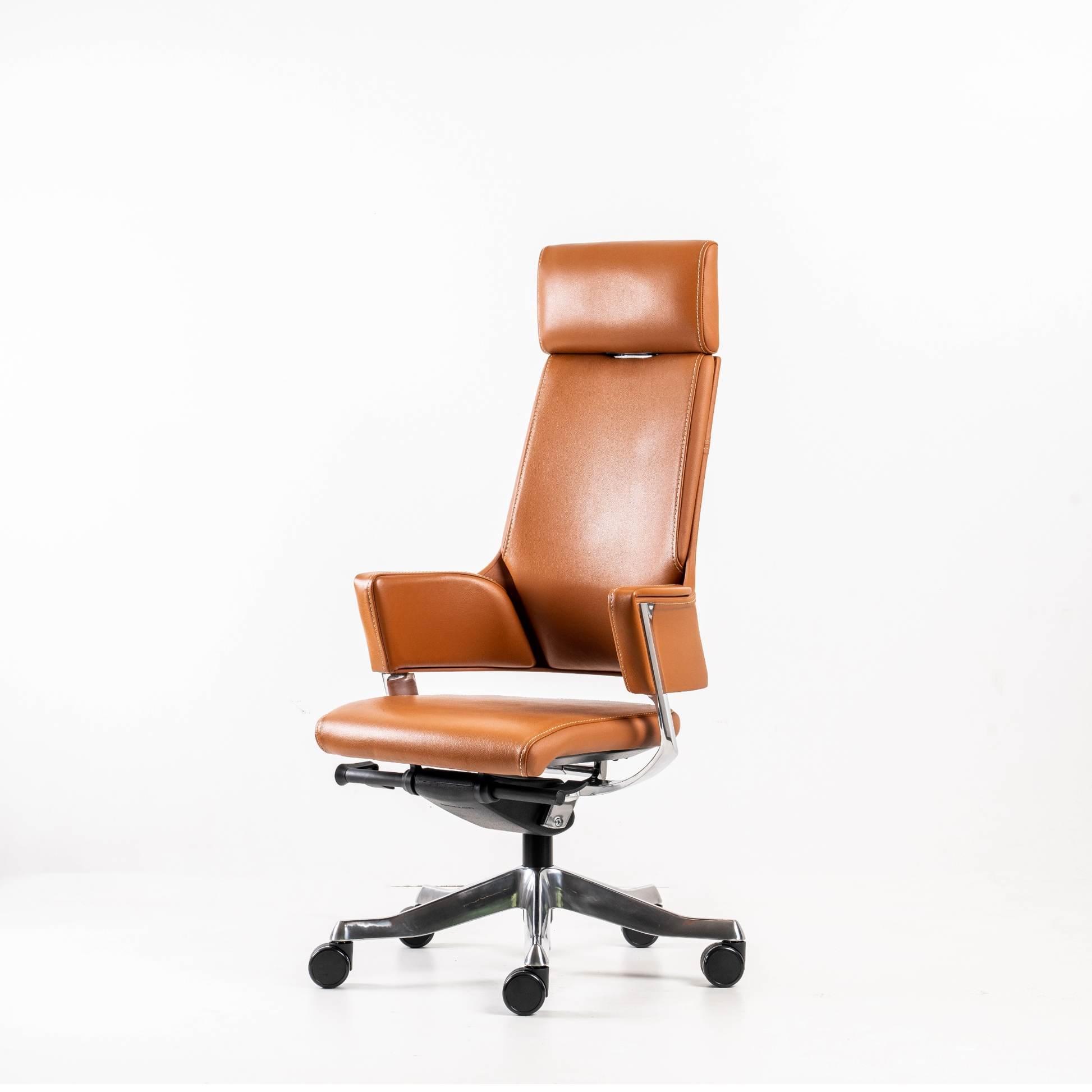 Backrest: For the standard basic line, only the  seat, backrest and armrest panels are  upholstered in fabric or synthetic-covering.  For optional premium line (available  in leather upholstery only), the rear of  the back-shell is wrapped in leather in  addition to leather upholstery. Leather and  synthetic-covering upholstery will come with  thicker, contrast-color thread stitching.