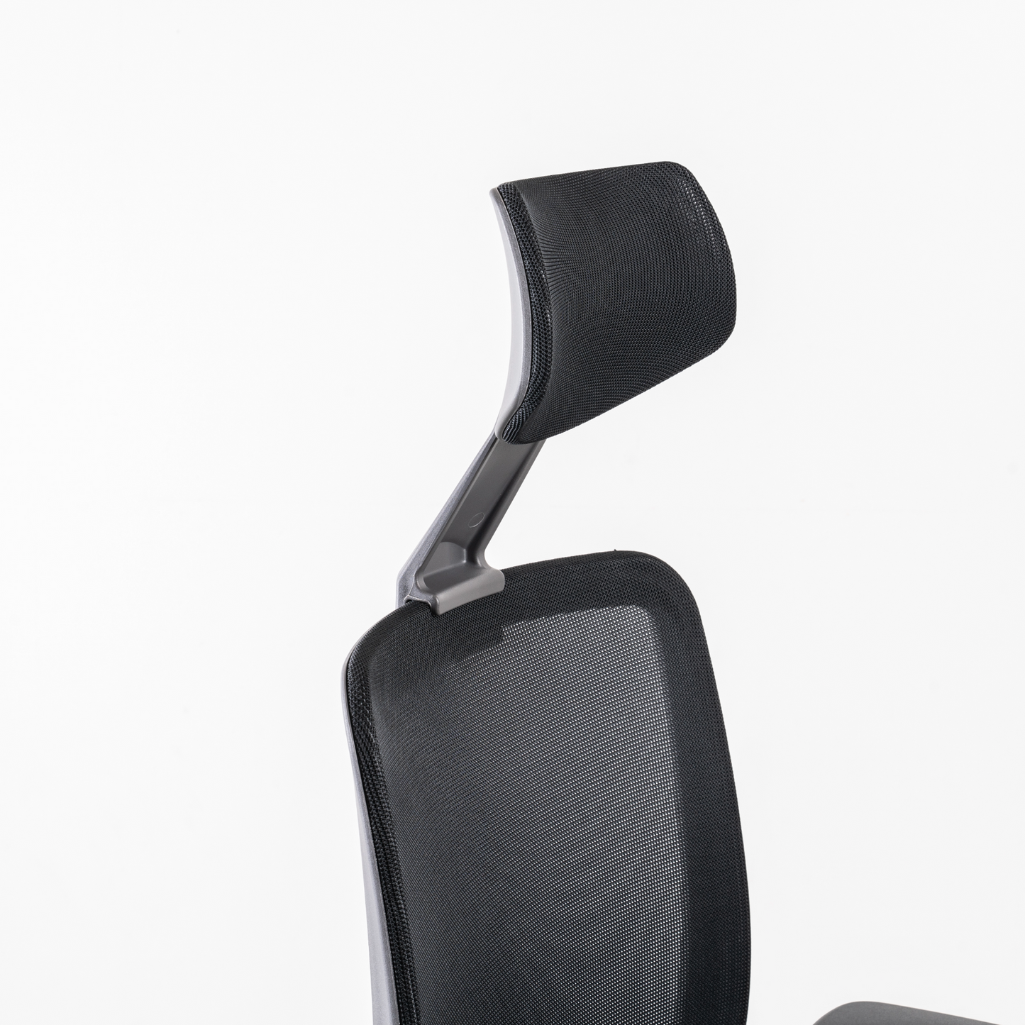 Headrest: Adjustable for 45mm height range.  Fiber-reinforced polyamide material  (100% recyclable) in charcoal colour.