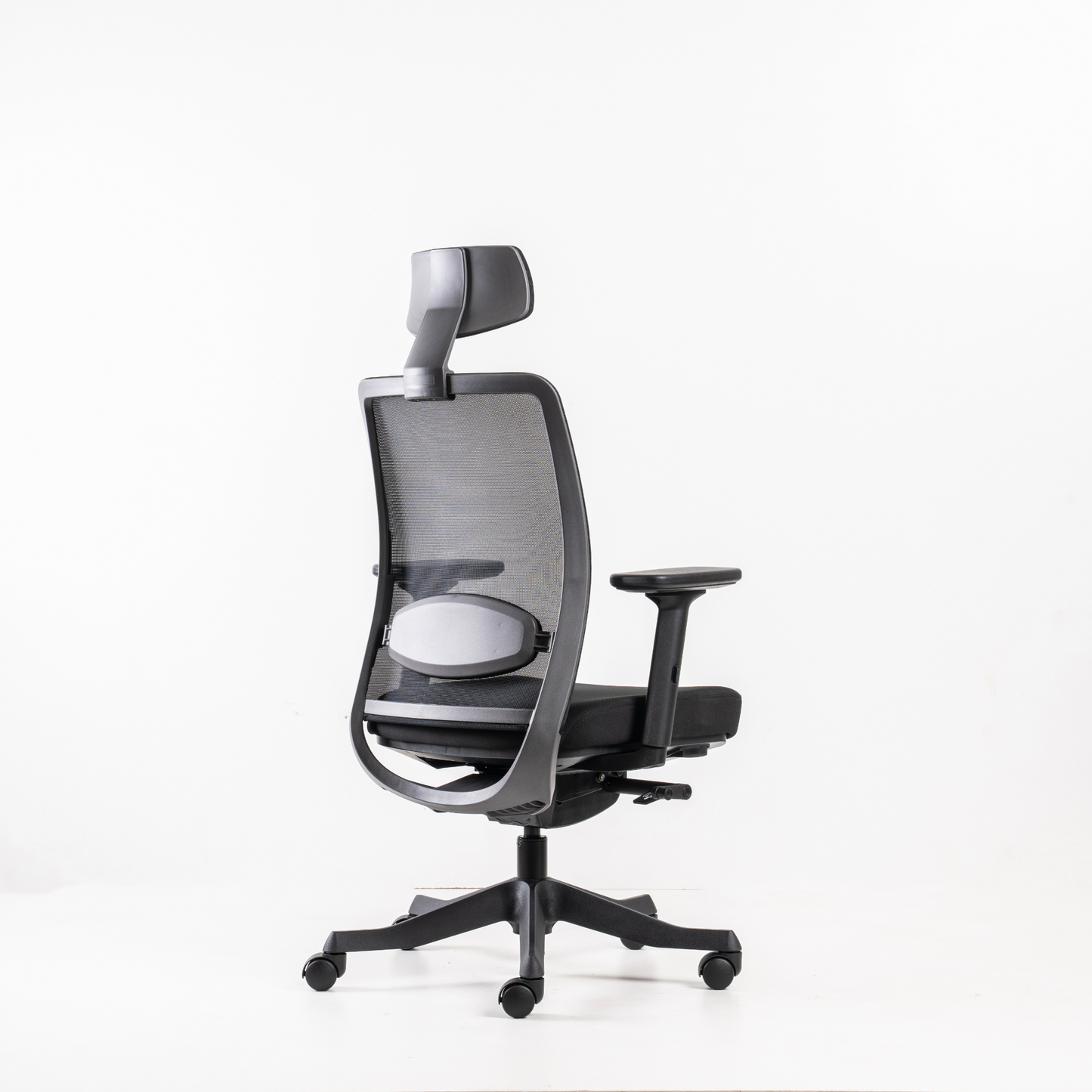 Backrest: A breathable polyester mesh suspension  allows improved ventilation, to provide  exceptional thermal comfort. Fiber-reinforced polyamide material (100%  recyclable) in charcoal colour.