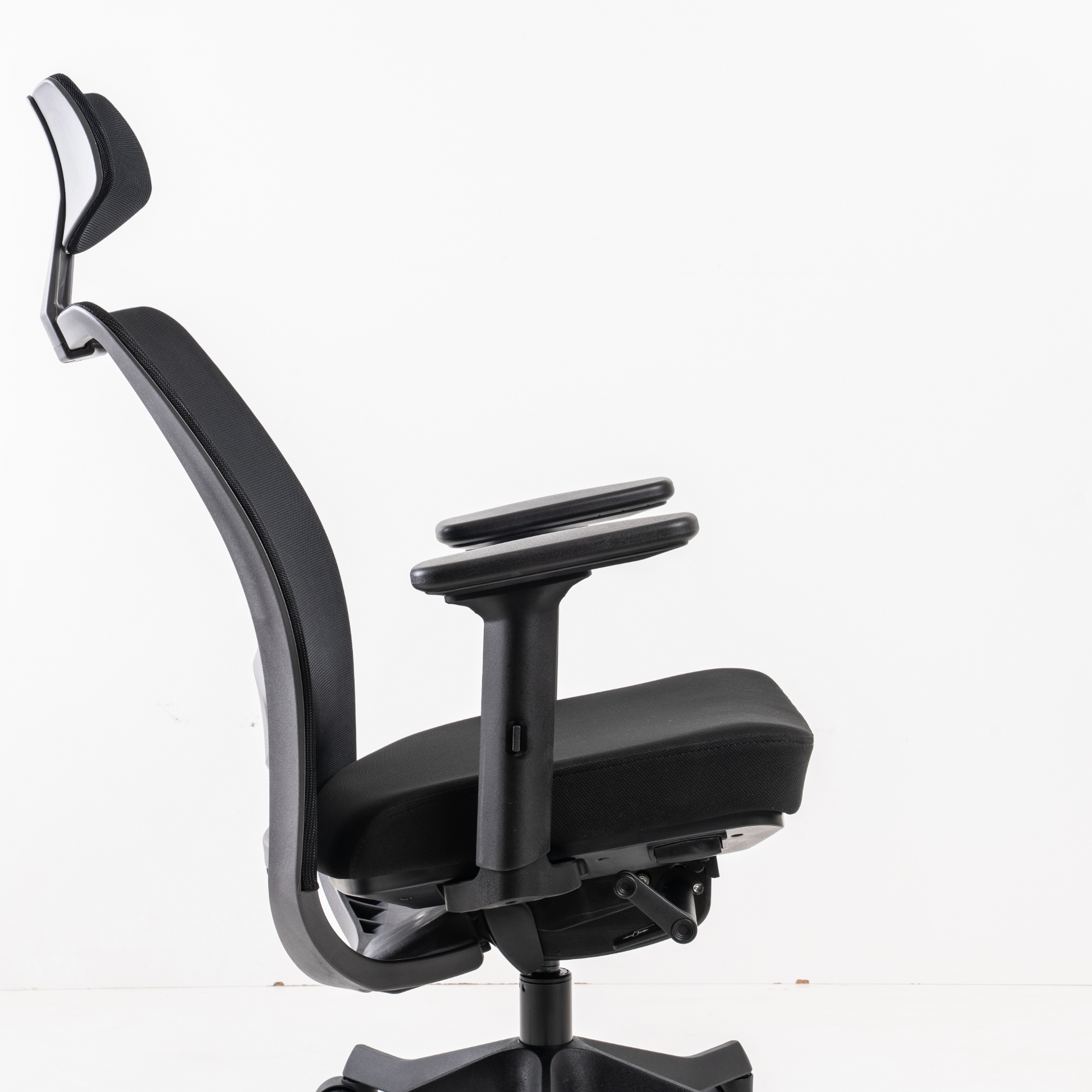 Mechanism offers 2 Seat Angle Positions to provide an additional forward seat tilt for intensive upright sitting tasks