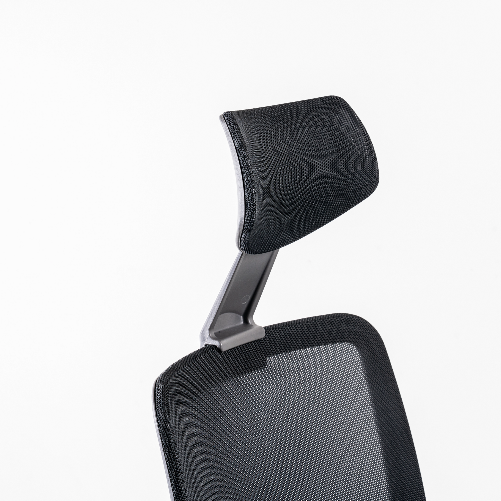 Headrest: Adjustable for 45mm height range.  Fiber-reinforced polyamide material  (100% recyclable) in charcoal colour.