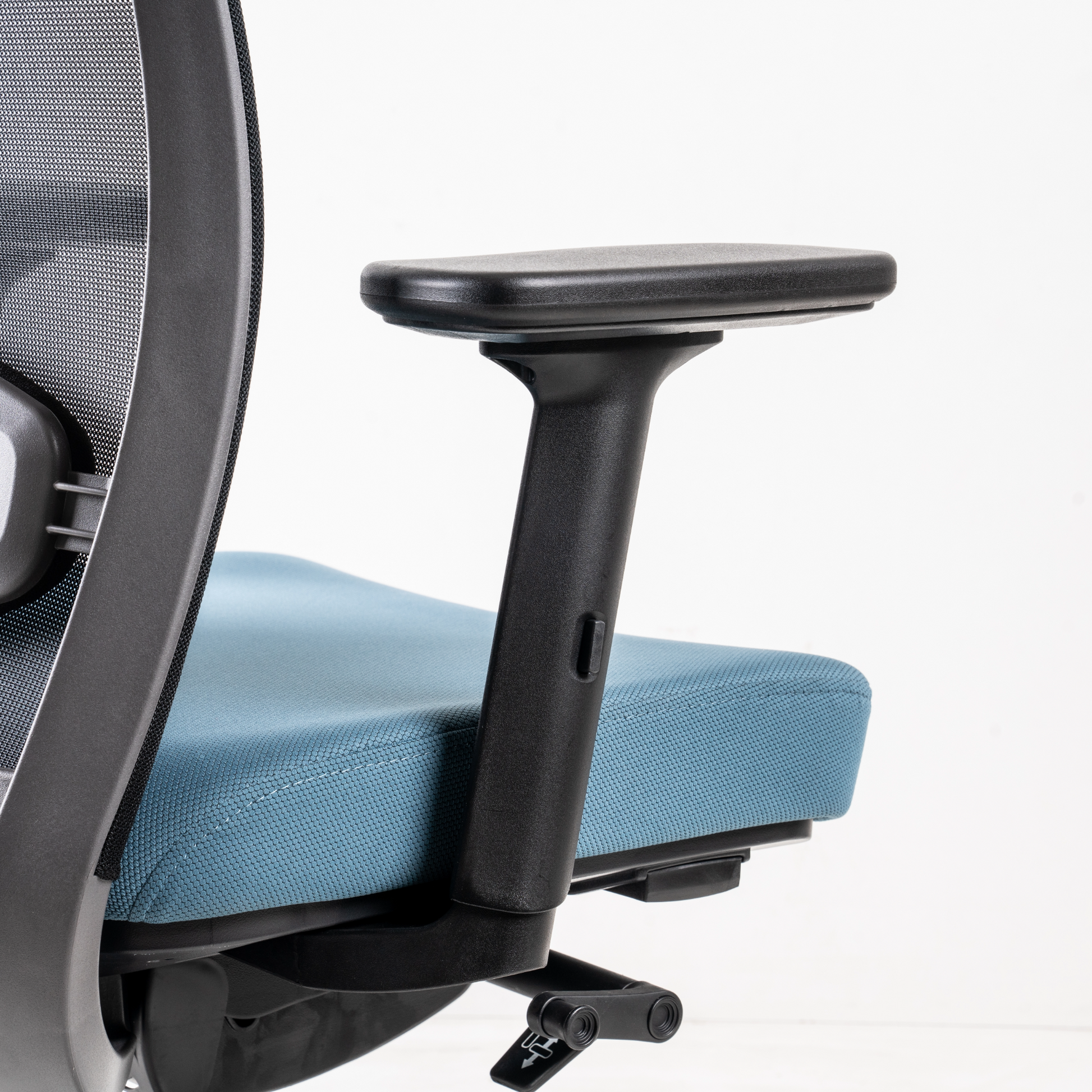 synchronized mechanism features 4-position tilt lock, pneumatic seat height, tilt tension control by side knob and 2 seat angle positions. Seat is adjustable for 100mm height range. Diecast aluminium alloy and steel material (100% recyclable) in black colour