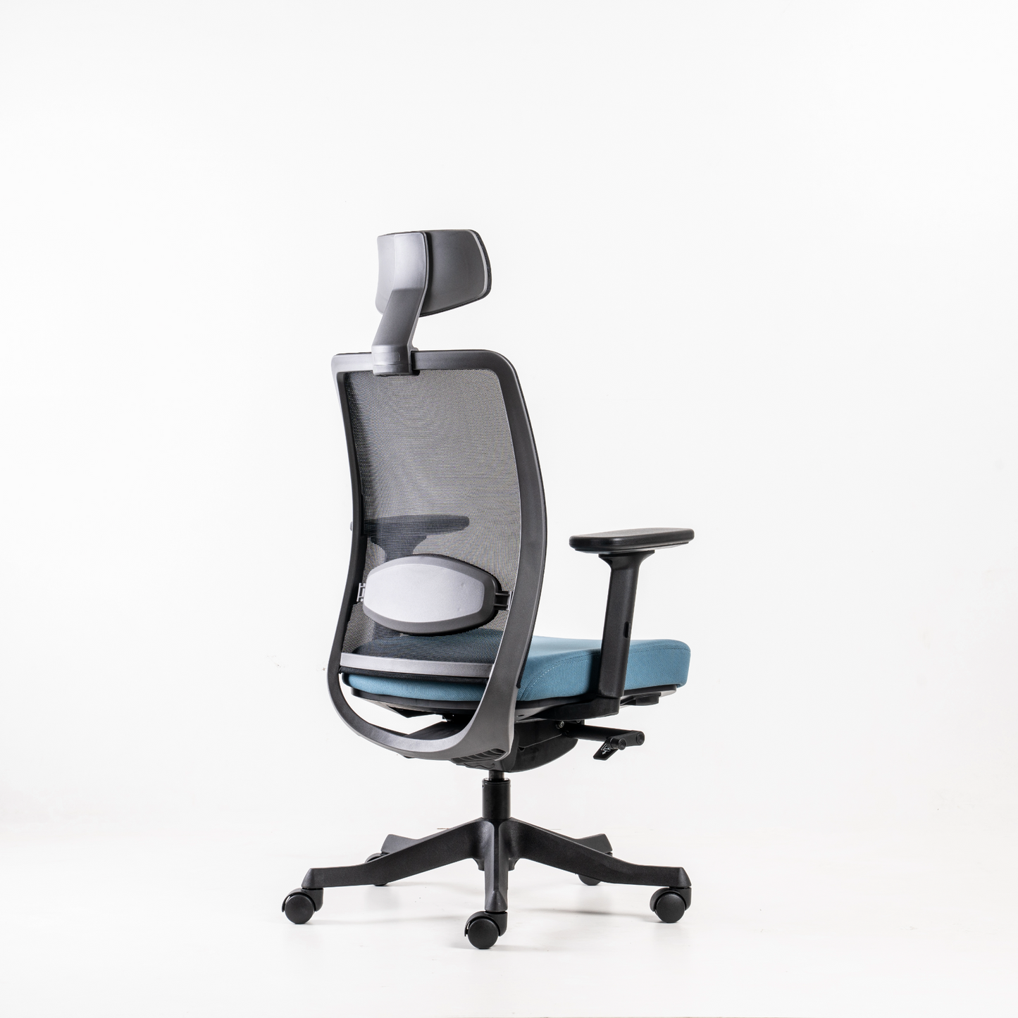 Backrest: A breathable polyester mesh suspension  allows improved ventilation, to provide  exceptional thermal comfort. Fiber-reinforced polyamide material (100%  recyclable) in charcoal colour.