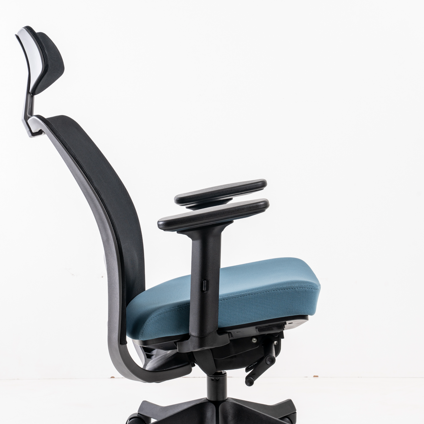 Mechanism offers 2 Seat Angle  Positions to provide an additional forward  seat tilt for intensive upright sitting tasks