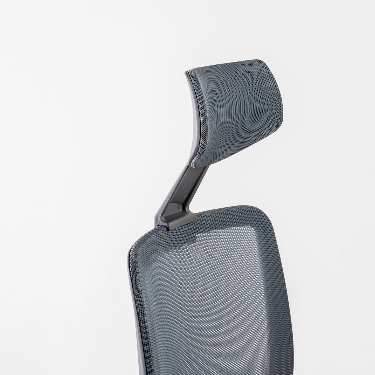 Headrest: Adjustable for 45mm height range.  Fiber-reinforced polyamide material  (100% recyclable) in charcoal colour.