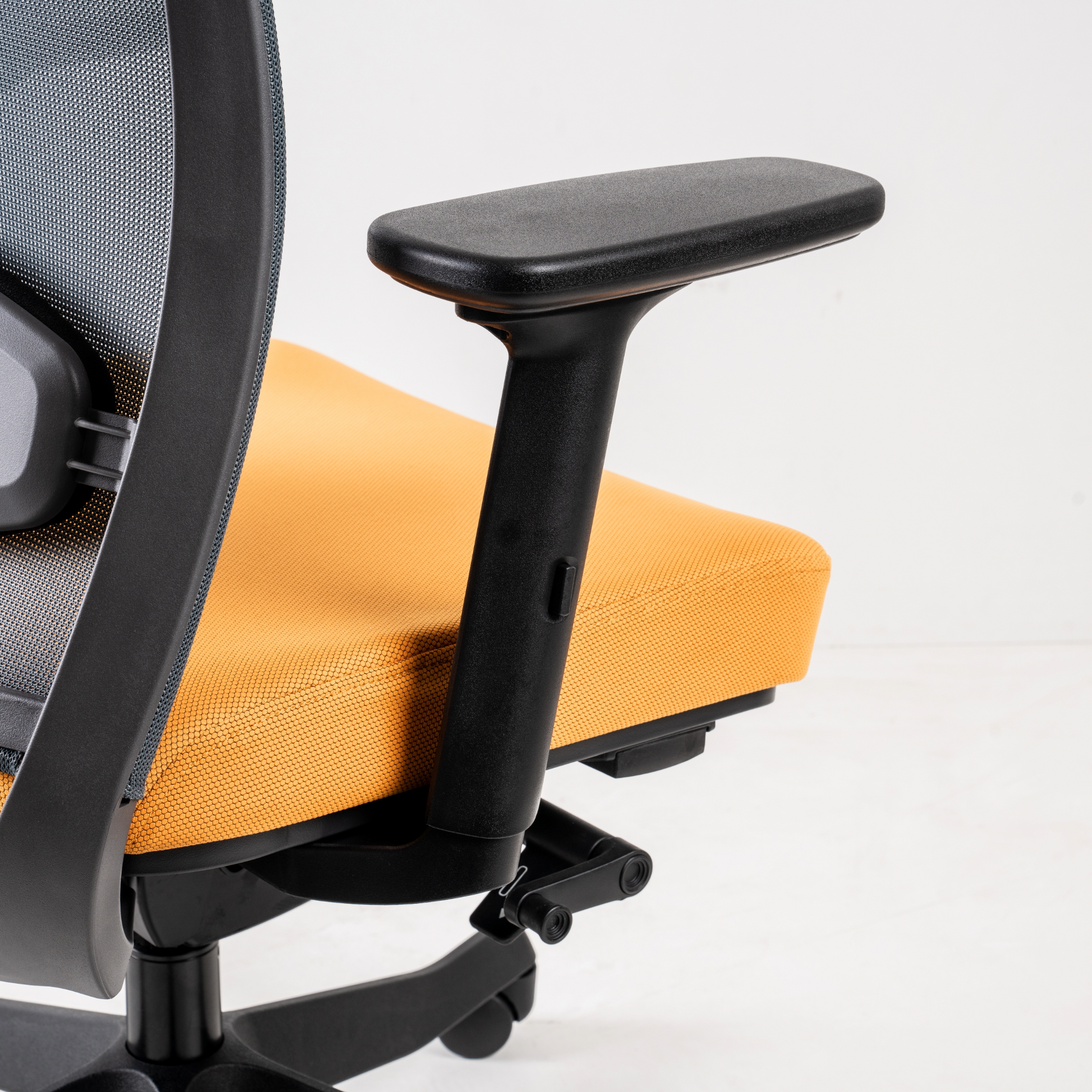 Chair Mechanism: Synchronized mechanism  features 4-position tilt lock, pneumatic  seat height, tilt tension control by side  knob and 2 seat angle positions.        Seat is adjustable for 100mm height  range. Diecast aluminium alloy and  steel material (100% recyclable) in  black colour 