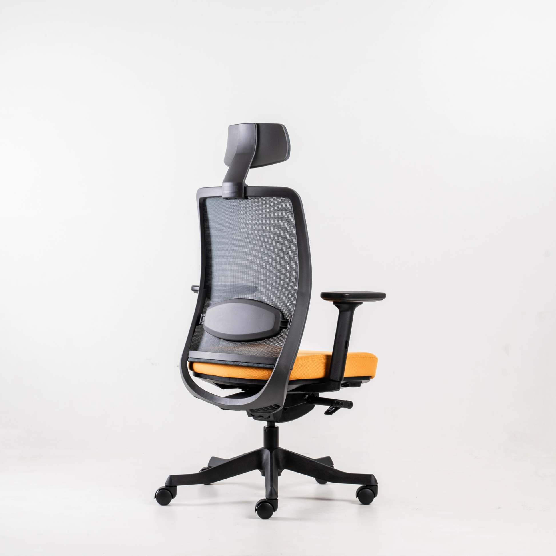 Backrest: A breathable polyester mesh suspension  allows improved ventilation, to provide  exceptional thermal comfort. Fiber-reinforced polyamide material (100%  recyclable) in charcoal colour.