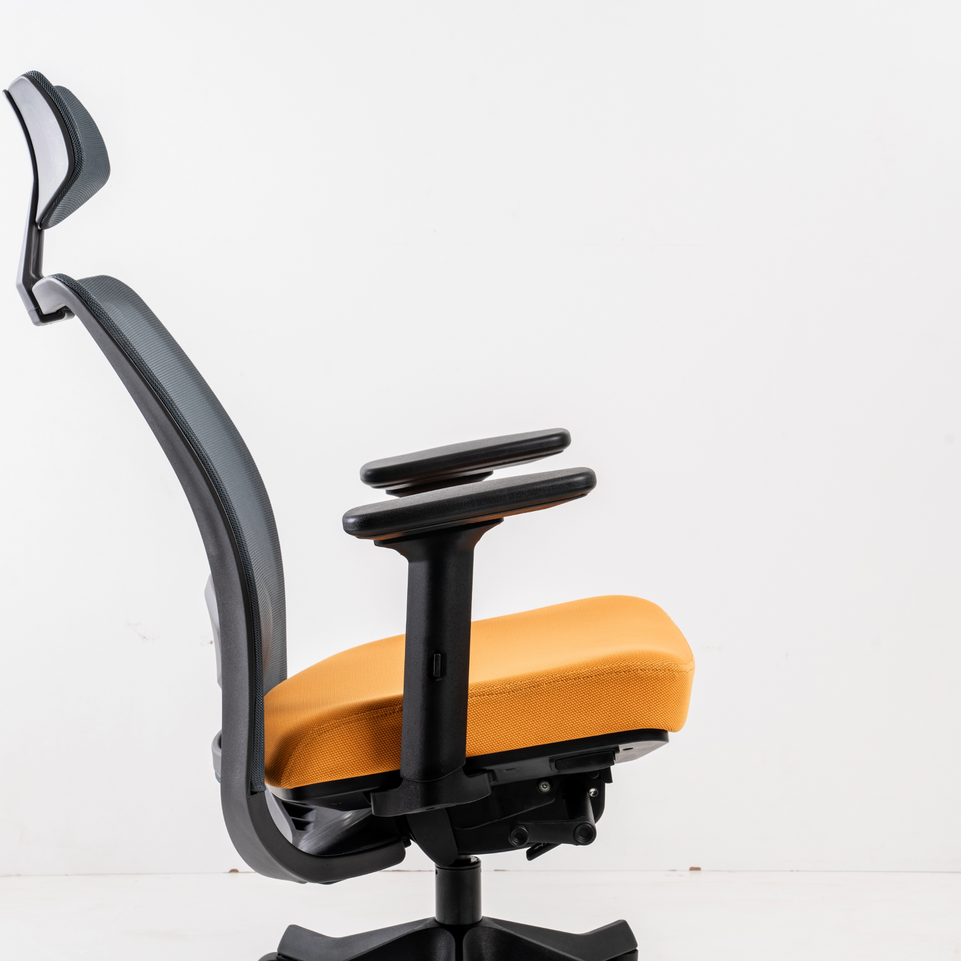 Mechanism offers 2 Seat Angle  Positions to provide an additional forward  seat tilt for intensive upright sitting tasks