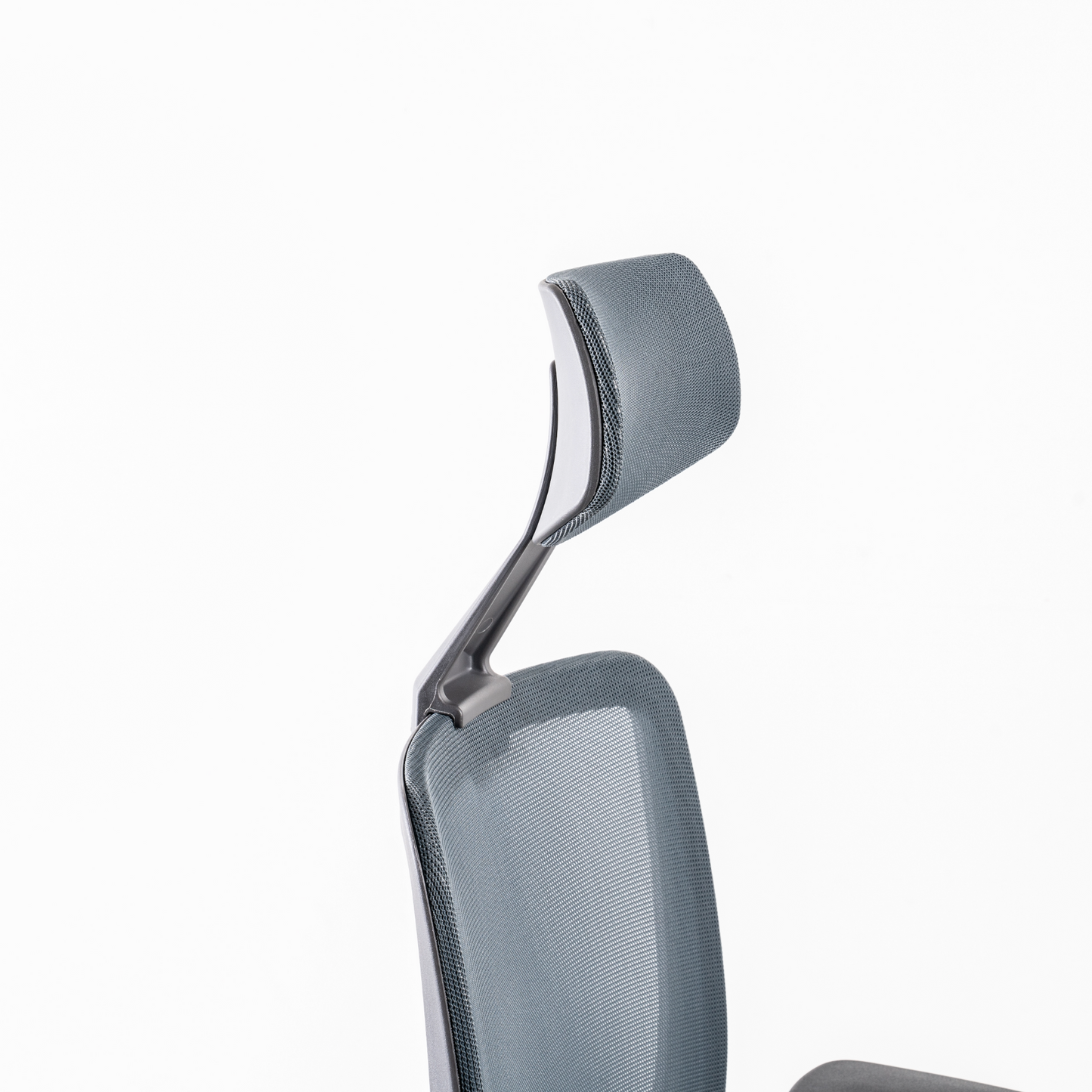 Headrest: Adjustable for 45mm height range.  Fiber-reinforced polyamide material  (100% recyclable) in charcoal colour.