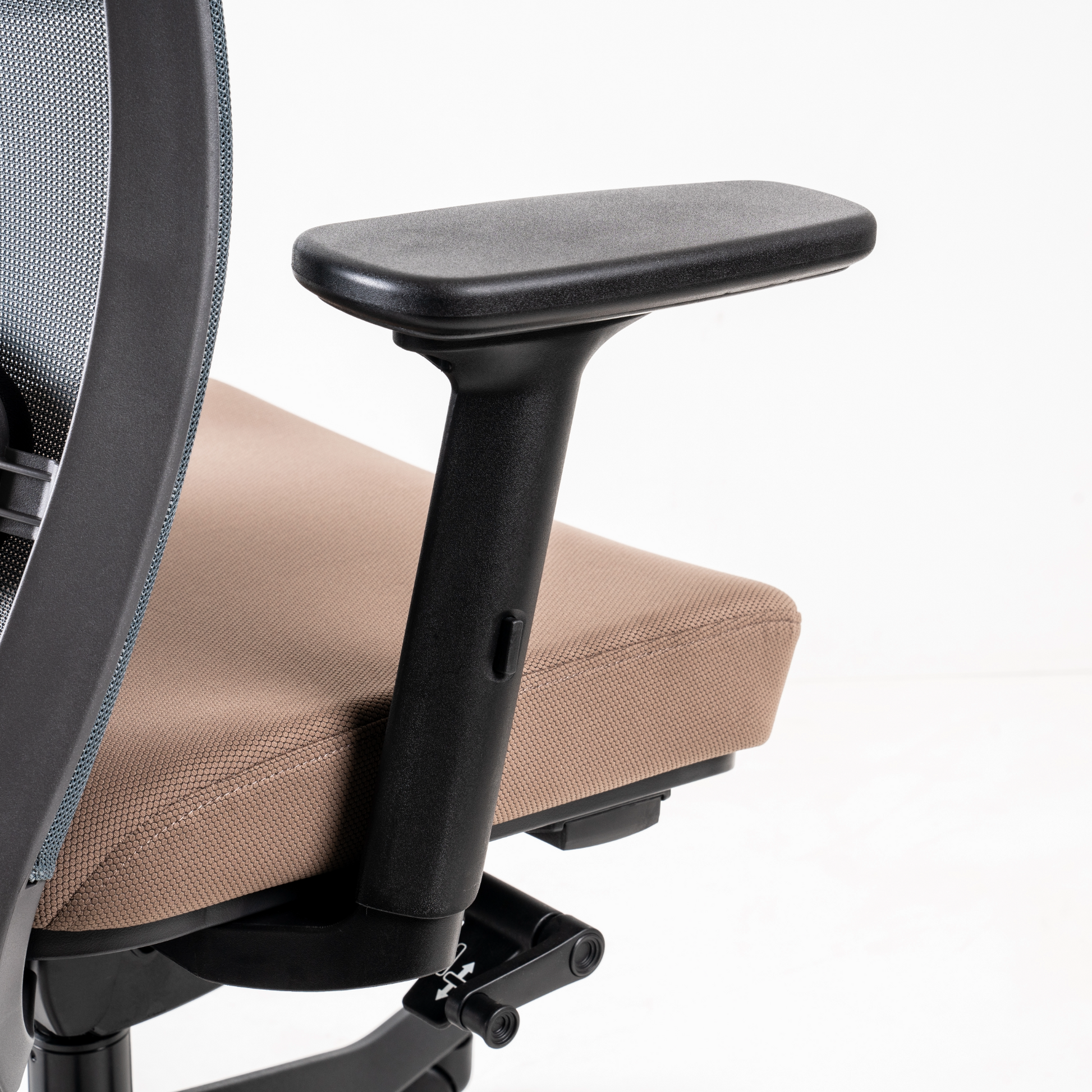  synchronized mechanism  features 4-position tilt lock, pneumatic  seat height, tilt tension control by side  knob and 2 seat angle positions.   Seat is adjustable for 100mm height  range. Diecast aluminium alloy and  steel material (100% recyclable) in  black colour