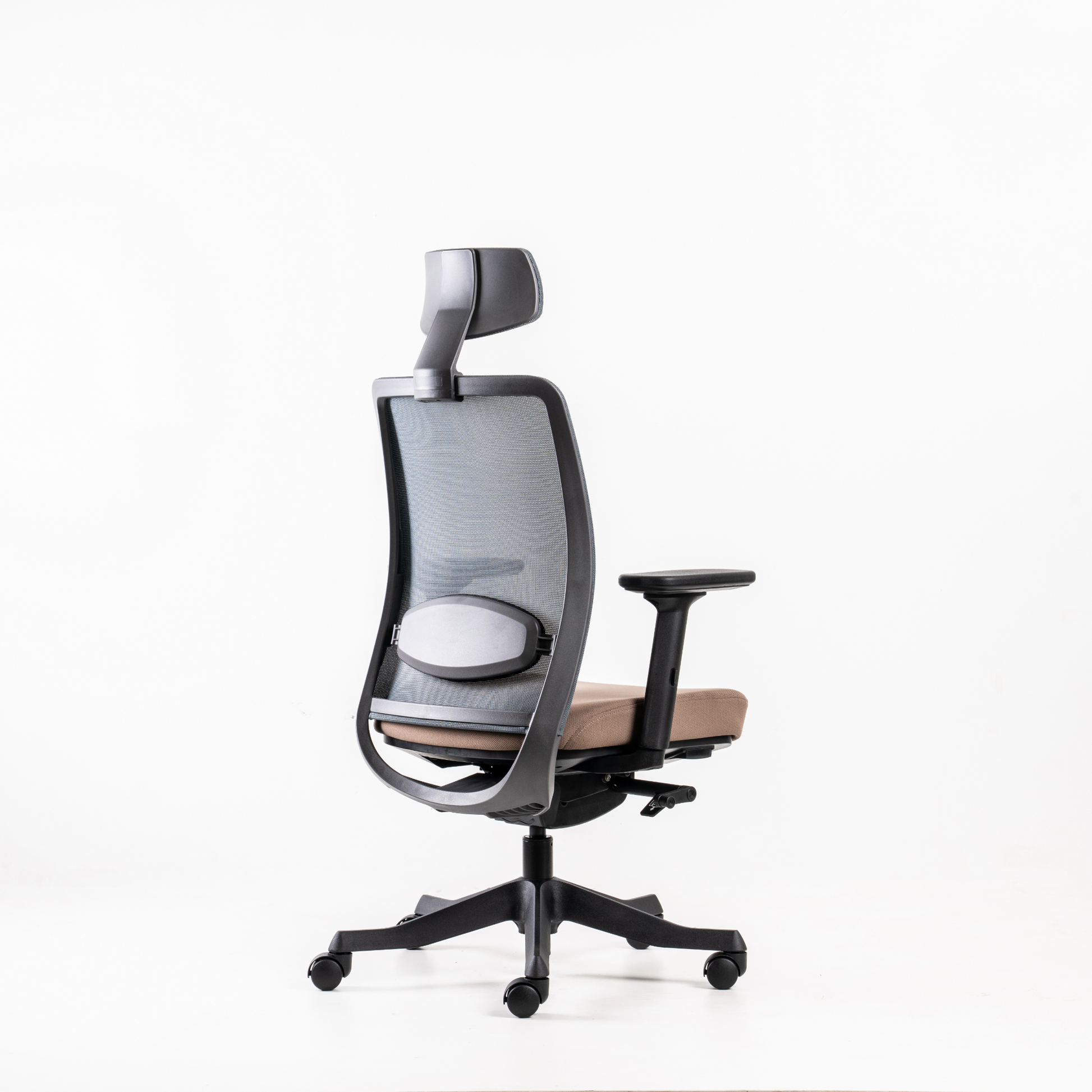 Backrest: A breathable polyester mesh suspension  allows improved ventilation, to provide  exceptional thermal comfort. Fiber-reinforced polyamide material (100%  recyclable) in charcoal colour.