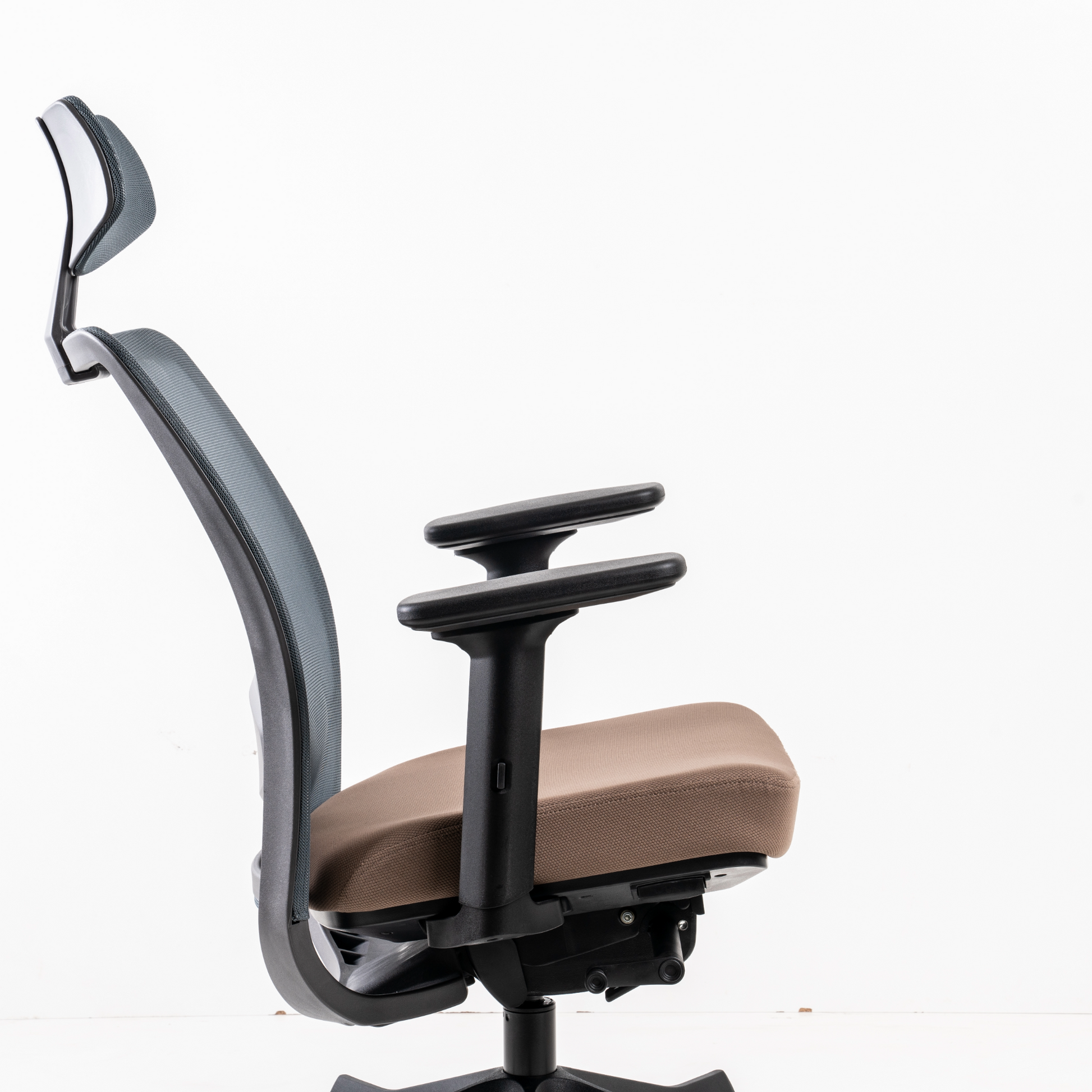 Mechanism offers 2 Seat Angle  Positions to provide an additional forward  seat tilt for intensive upright sitting tasks