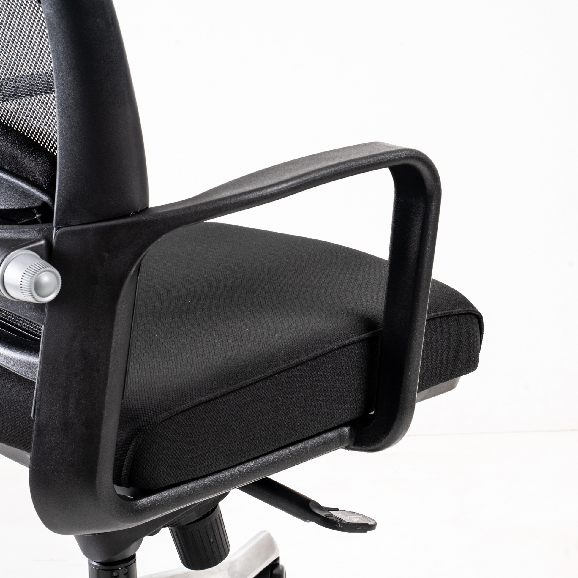 Synchro-Tilt chairs employ a  synchronized mechanism with Tilt  Tension Control, multi-position Tilt Lock,  and pneumatic seat height control.  Diecast aluminium and steel parts  construction (100% recyclable).