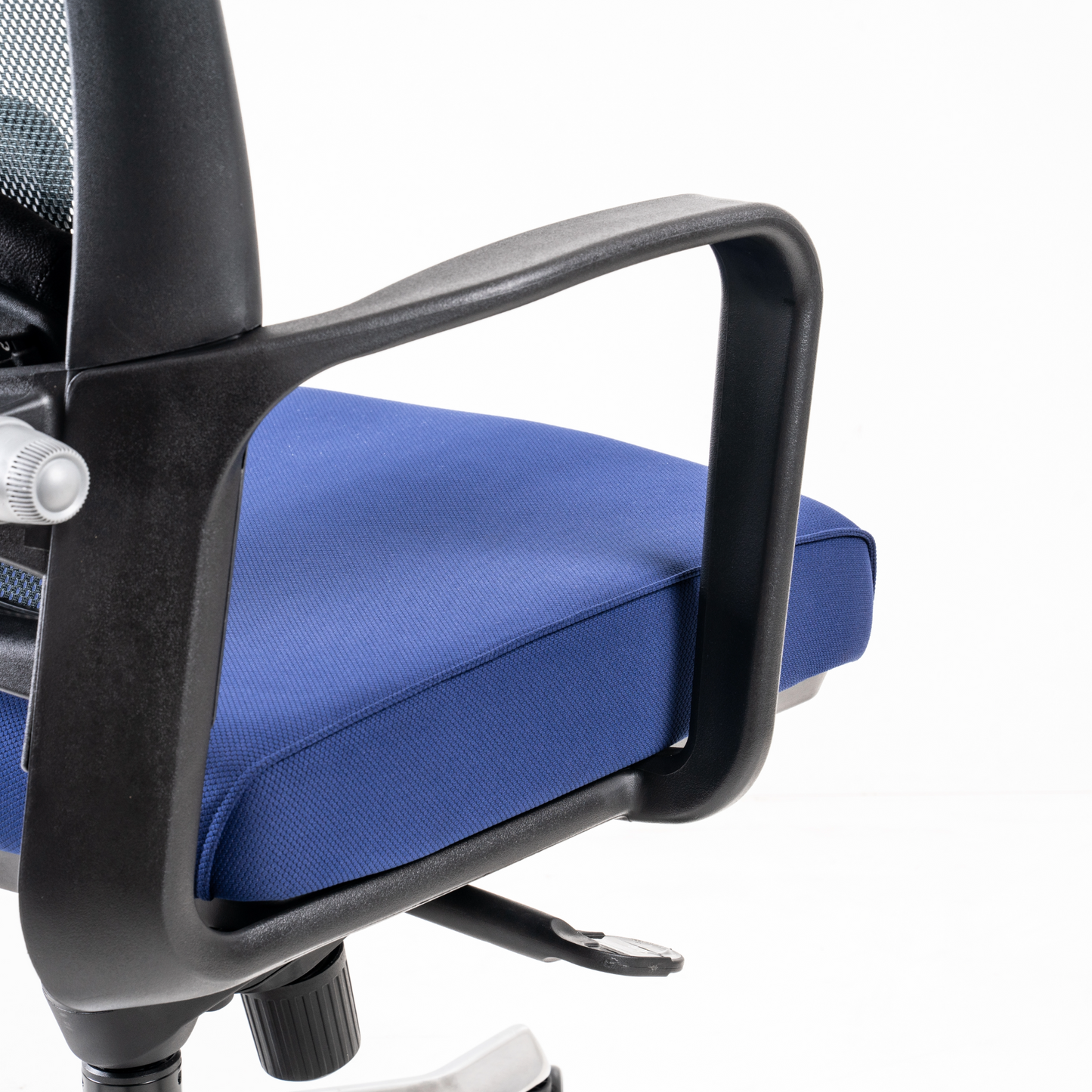 Synchro-Tilt chairs employ a  synchronized mechanism with Tilt  Tension Control, multi-position Tilt Lock,  and pneumatic seat height control.  Diecast aluminium and steel parts  construction (100% recyclable).