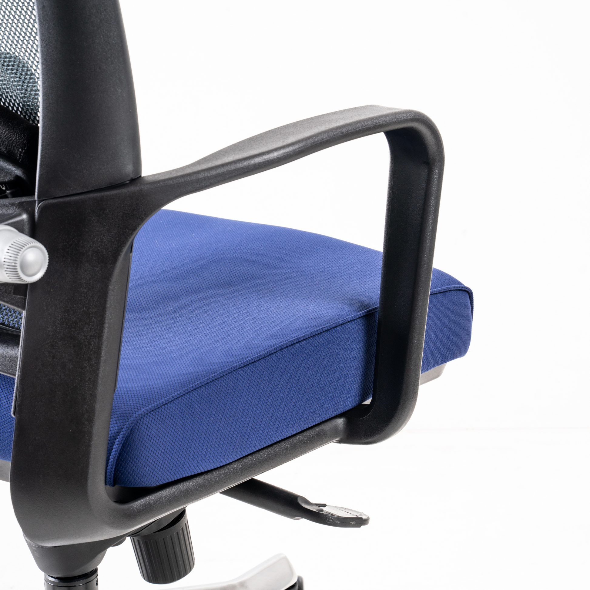 Synchro-Tilt chairs employ a  synchronized mechanism with Tilt  Tension Control, multi-position Tilt Lock,  and pneumatic seat height control.  Diecast aluminium and steel parts  construction (100% recyclable).