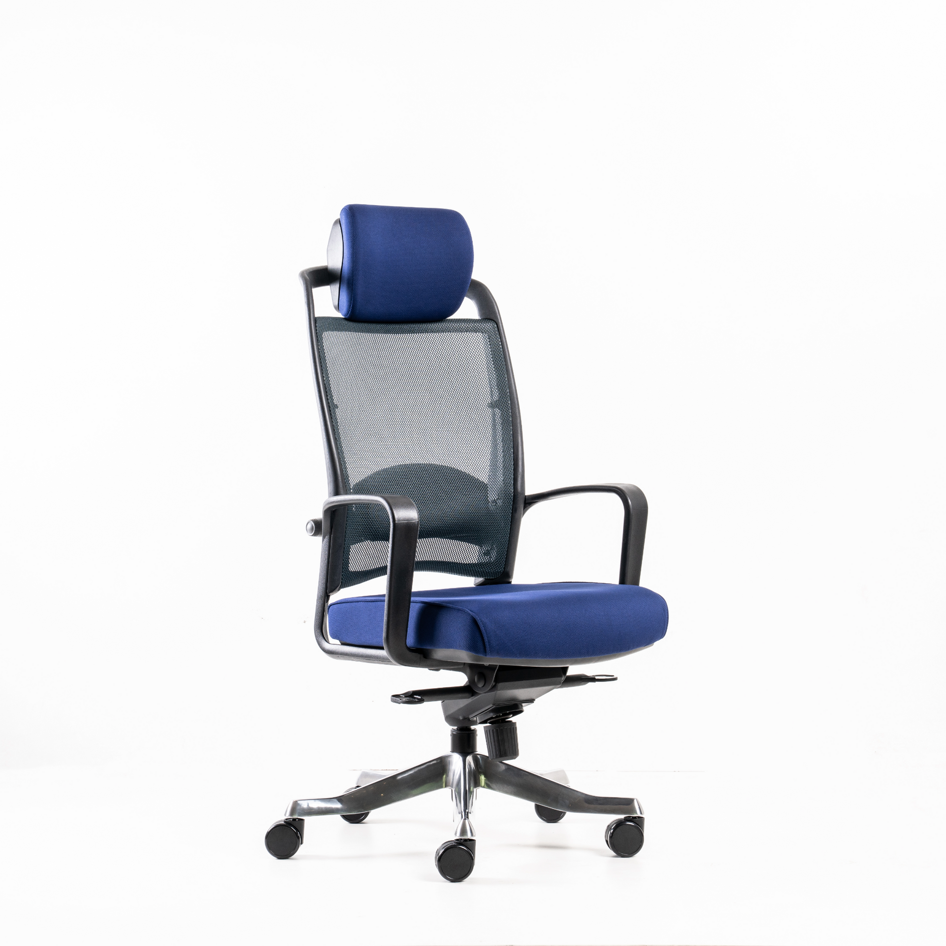 Backrest:  A breathable polyester mesh  suspension allows improved  ventilation and transpiration, to  provide exceptional thermal comfort.  Backframe is moulded of resilient  black polypropylene (100% recyclable).