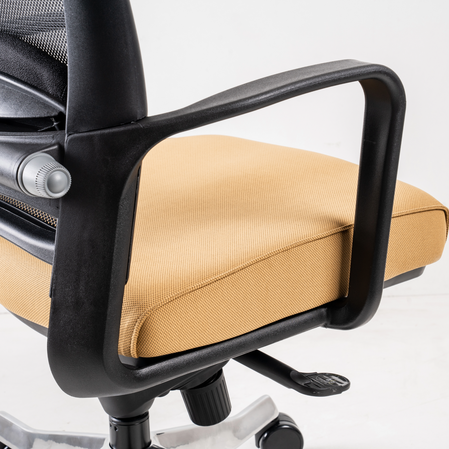 Synchro-Tilt chairs employ a  synchronized mechanism with Tilt  Tension Control, multi-position Tilt Lock,  and pneumatic seat height control.  Diecast aluminium and steel parts  construction (100% recyclable).