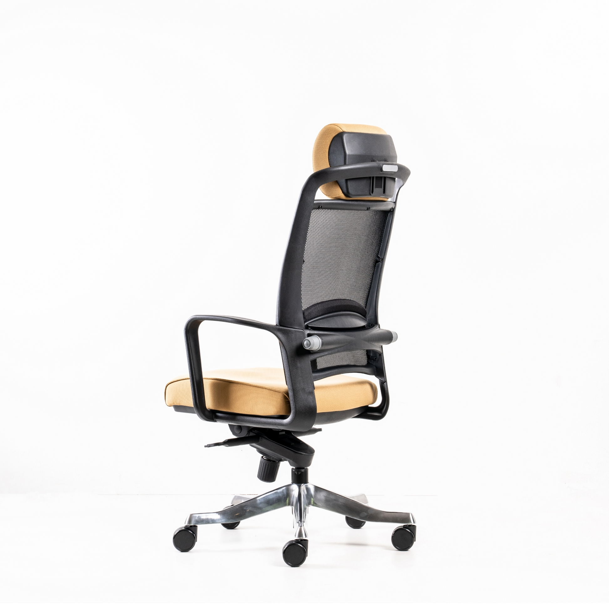 Backrest:  A breathable polyester mesh  suspension allows improved  ventilation and transpiration, to  provide exceptional thermal comfort.  Backframe is moulded of resilient  black polypropylene (100% recyclable).