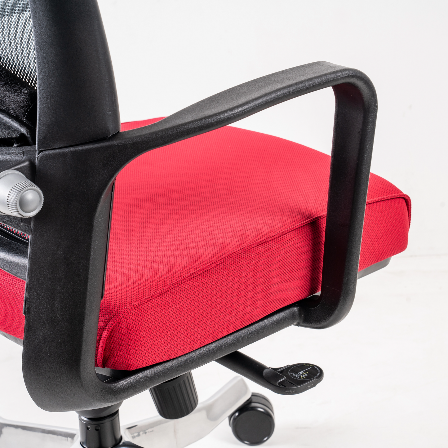 Synchro-Tilt chairs employ a  synchronized mechanism with Tilt  Tension Control, multi-position Tilt Lock,  and pneumatic seat height control.  Diecast aluminium and steel parts  construction (100% recyclable).