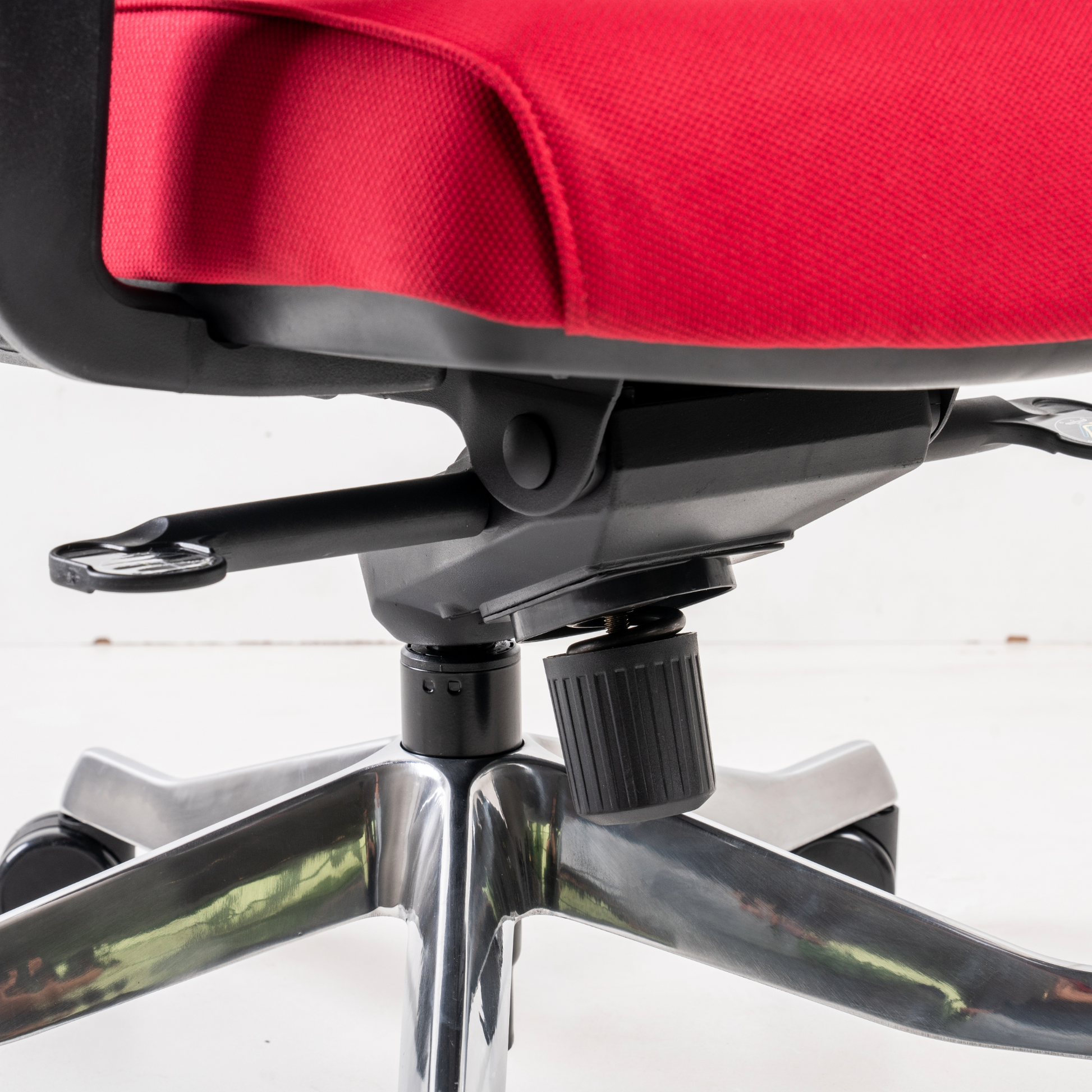 Base: Stiletto base design is exclusive to  Point Rider, and allows extra clearance  for your feet movement. This standard  base is   die-cast aluminium  (100% recyclable) in a highly-polished  finish. 