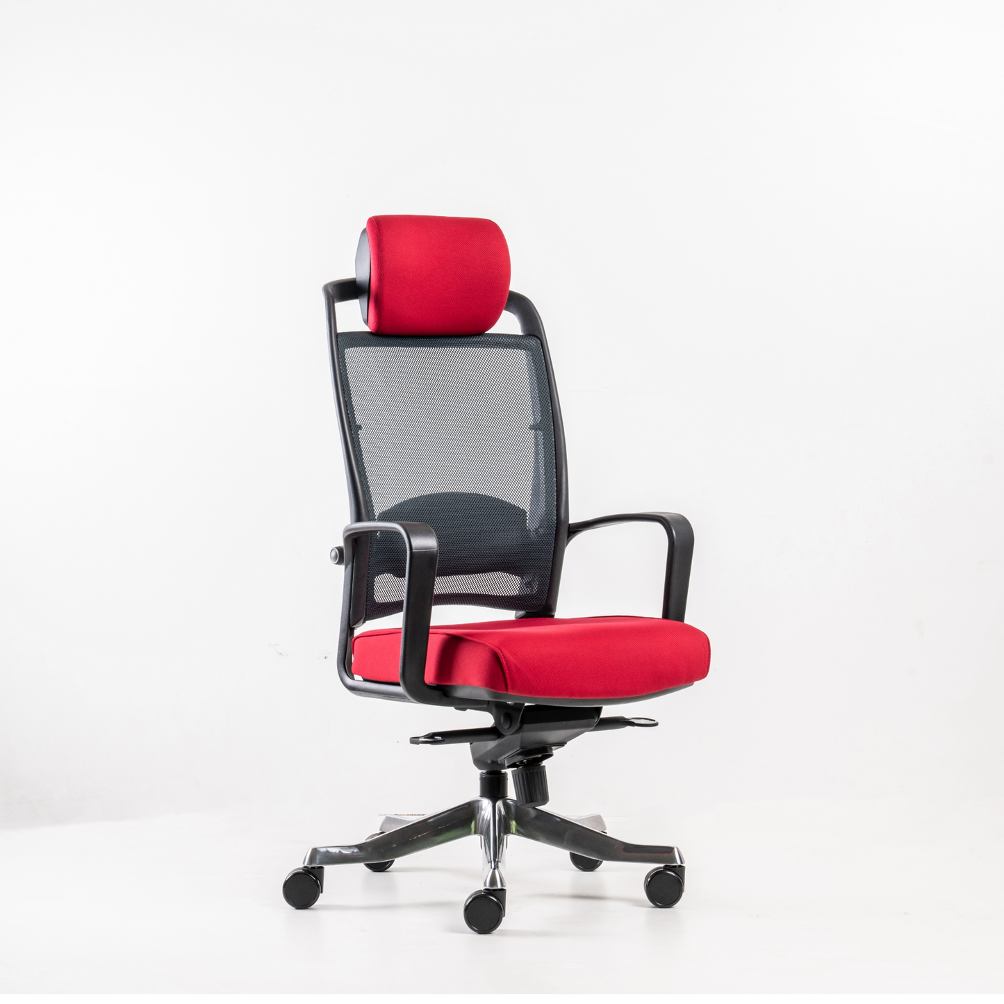 Backrest:  A breathable polyester mesh  suspension allows improved  ventilation and transpiration, to  provide exceptional thermal comfort.  Backframe is moulded of resilient  black polypropylene (100% recyclable).