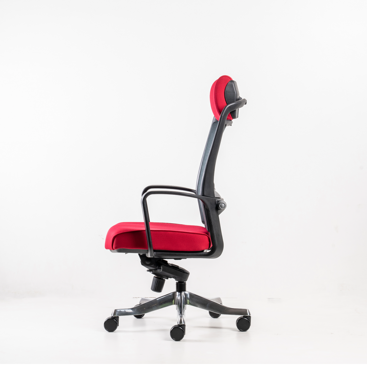 Armrests Loop armrest is moulded of resilient  polypropylene (100% recyclable) to  add some flexibility to the backrest for  tilting motion.