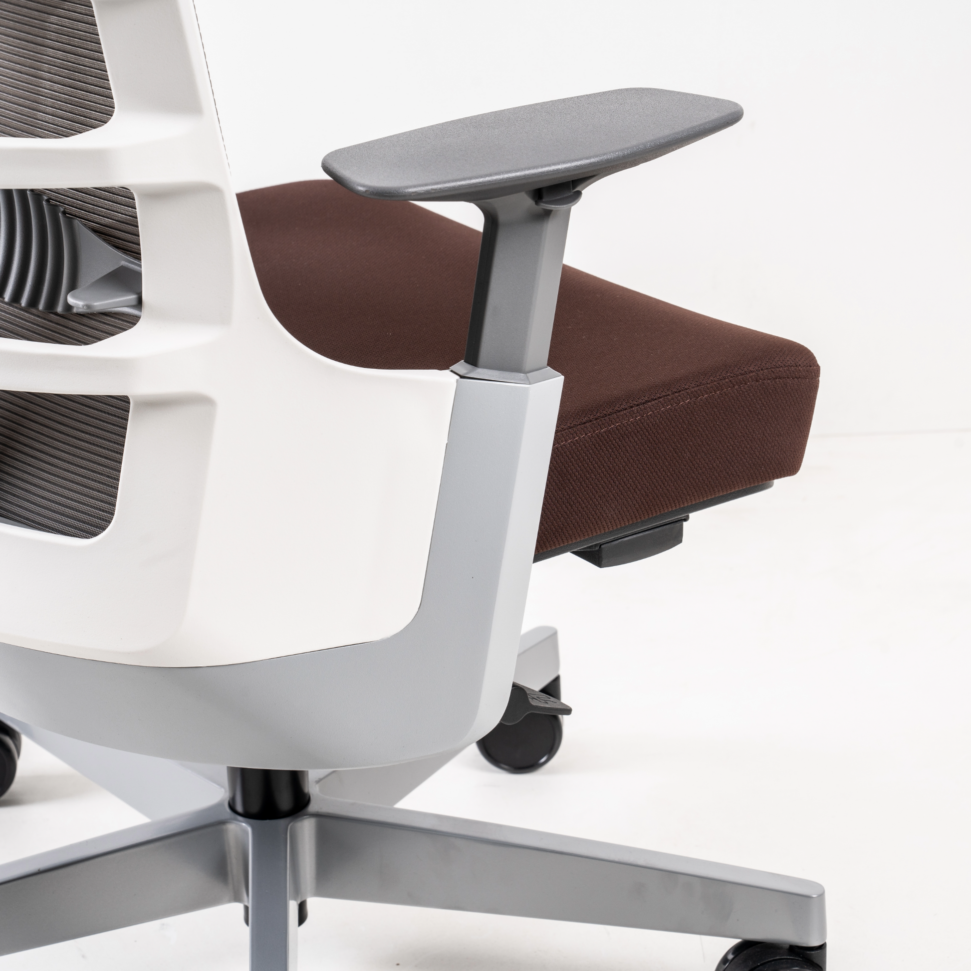 Armrest: Height-adjustable for a range of  100mm.Glass-fibre filled (100%  recyclable) polypropylene in  grey colour. Mechanism parts in  polyacetal.