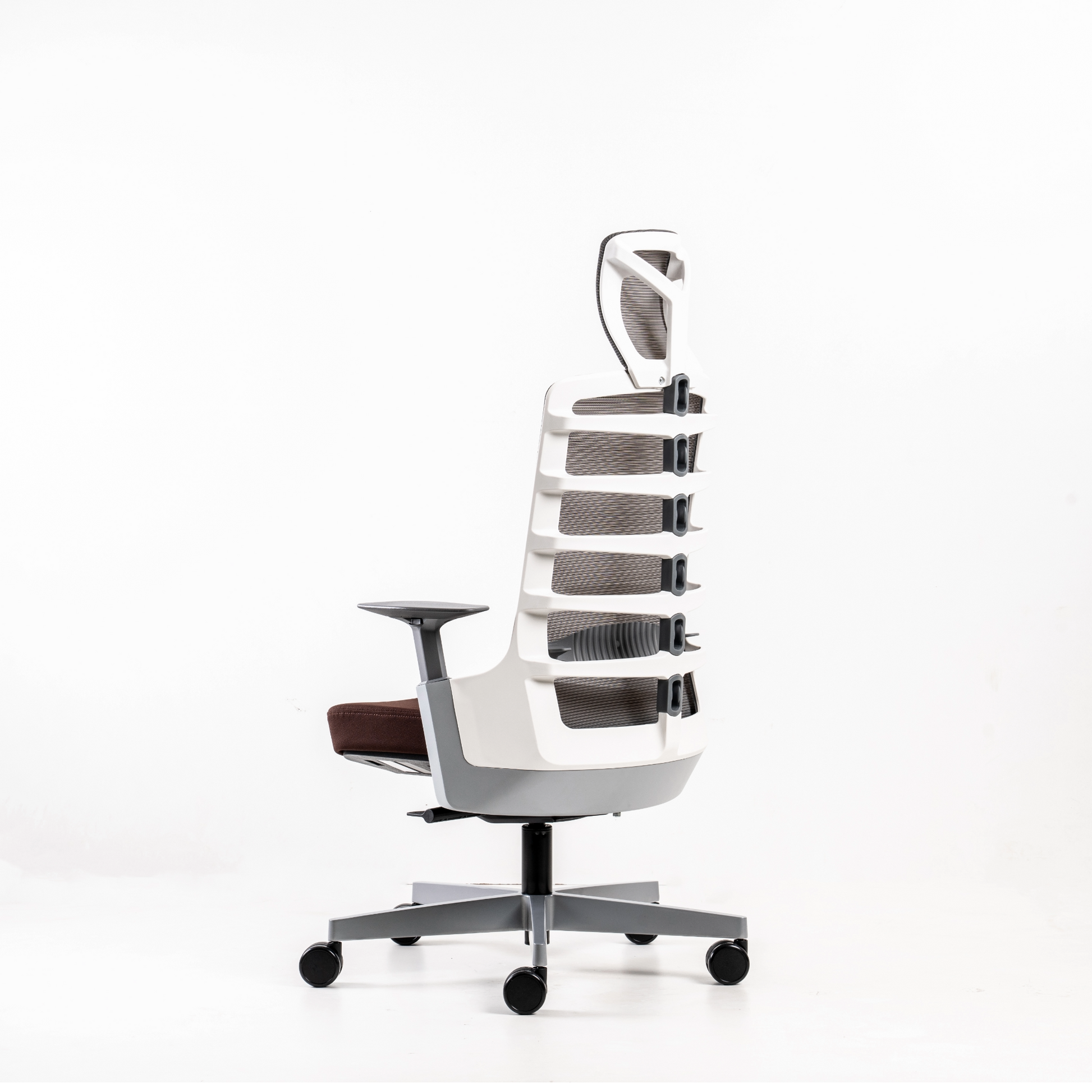 Backrest: Height-adjustable lumbar support  with a range of 55mm.Polypropylene  (100% recyclable) frame in black or  white colour option.