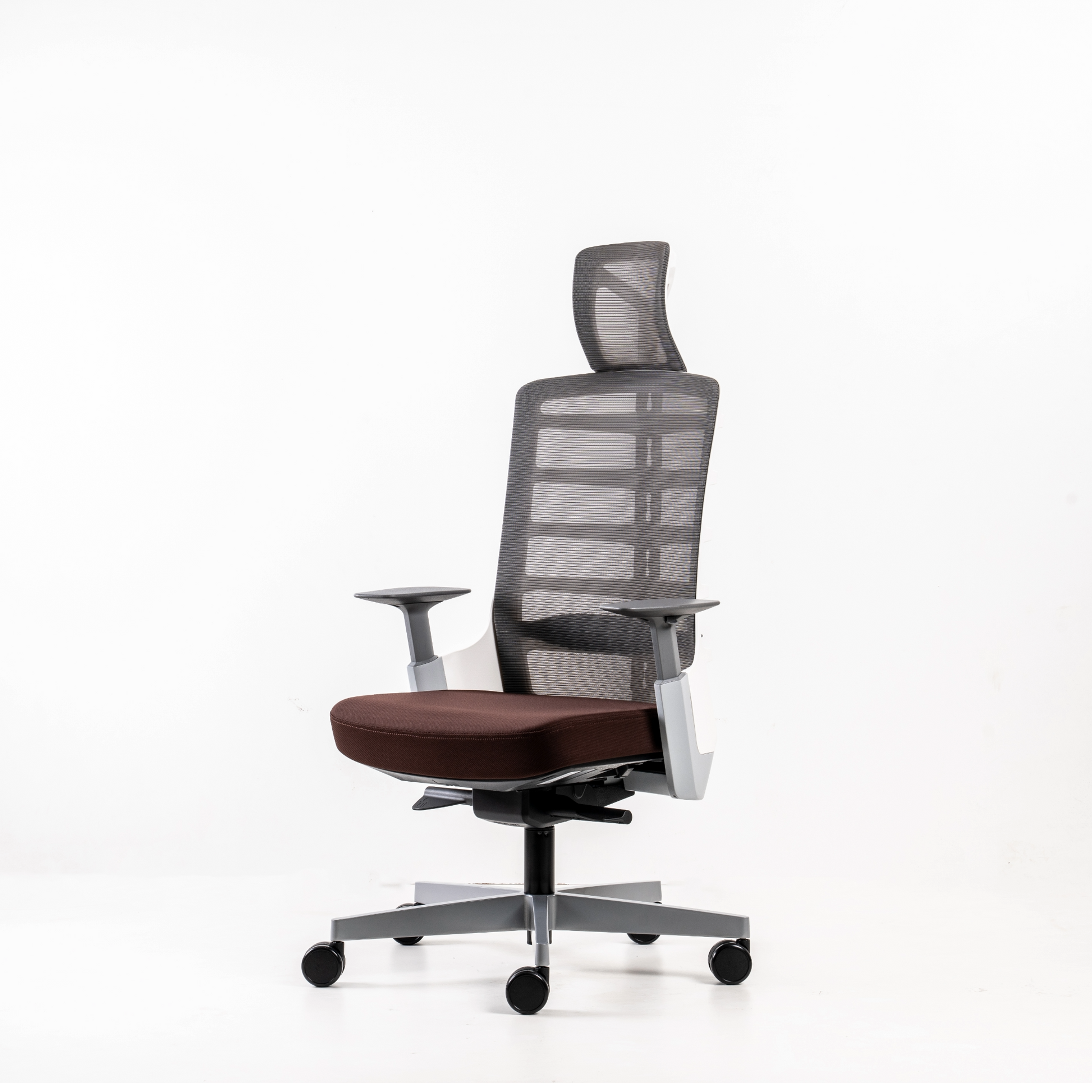 Seat: Depth-adjustable for a range  of 60mm.Polypropylene (100%  recyclable) shell in black colour.  Fabric or leather upholstery over  moulded polyurethane foam.