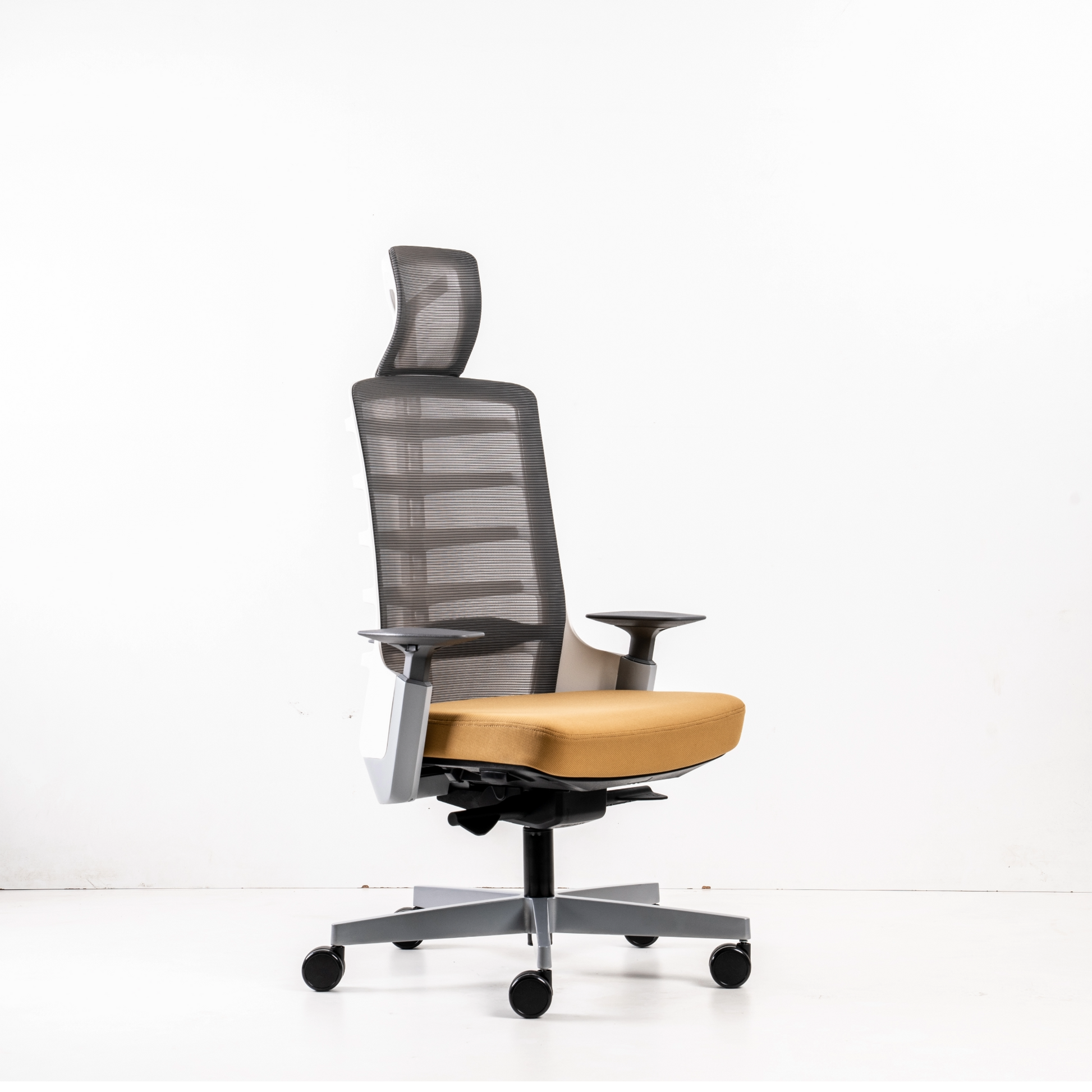 Seat: Depth-adjustable for a range  of 60mm.Polypropylene (100%  recyclable) shell in black colour.  Fabric or leather upholstery over  moulded polyurethane foam.