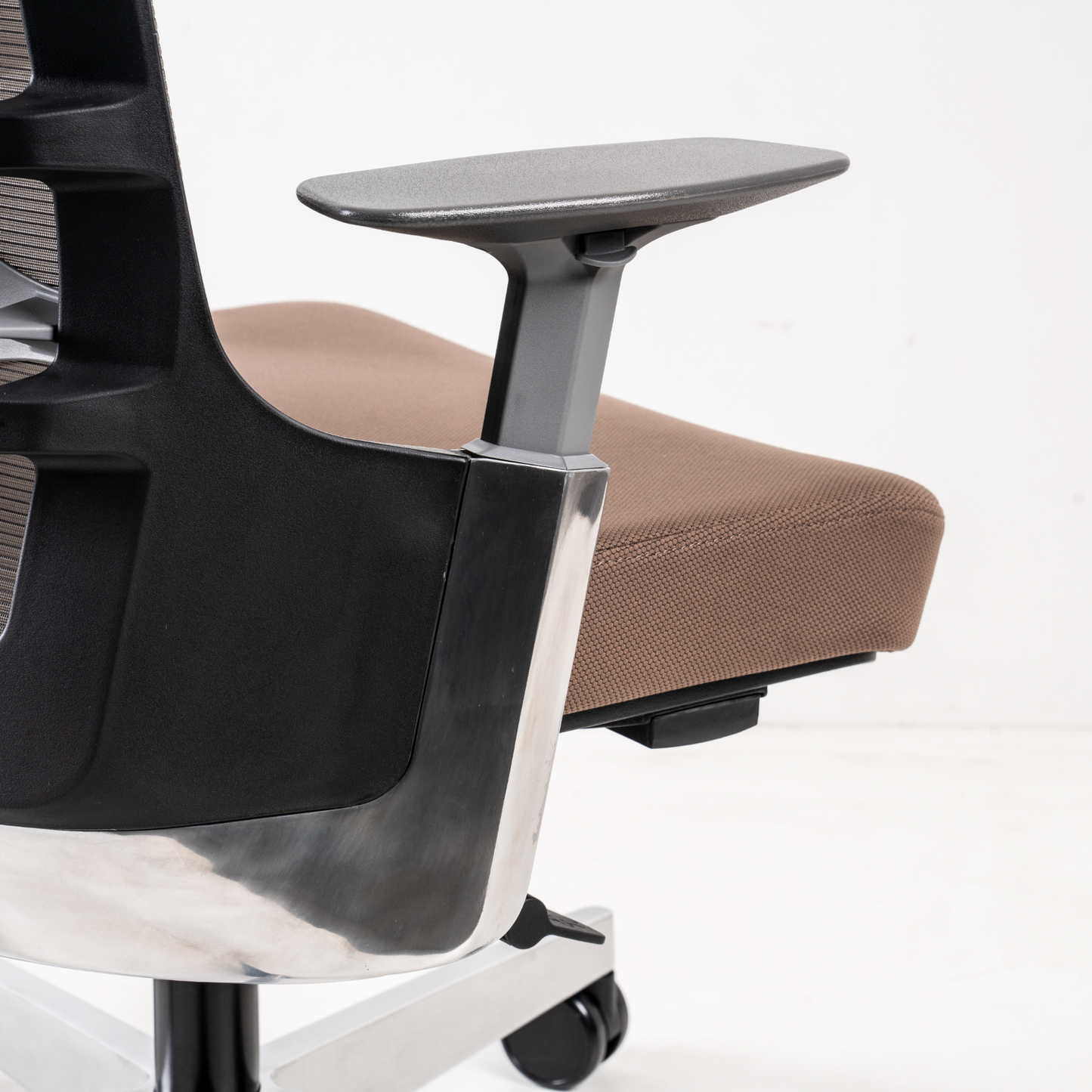 Armrest: Height-adjustable for a range of  100mm.Glass-fibre filled (100%  recyclable) polypropylene in  grey colour. Mechanism parts in  polyacetal.